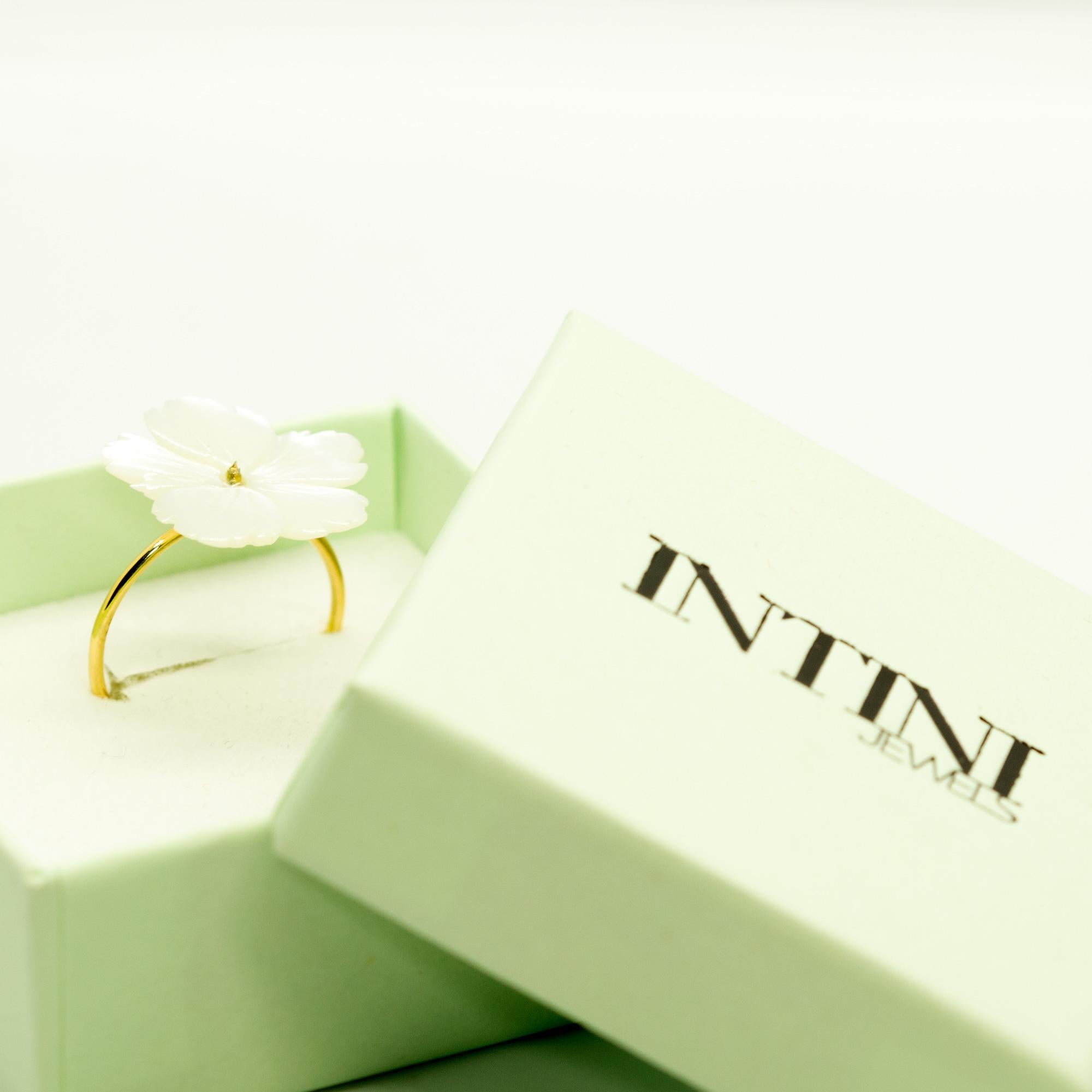 Erstaunlicher und wunderschöner weißer Blumenring aus Perlmutt. Natürliche, geschnitzte Blütenblätter, die an die handgefertigten, traditionellen italienischen Schmuckstücke erinnern.
 
Dieses zarte Design zeigt die Süße und Unschuld des Schmucks.