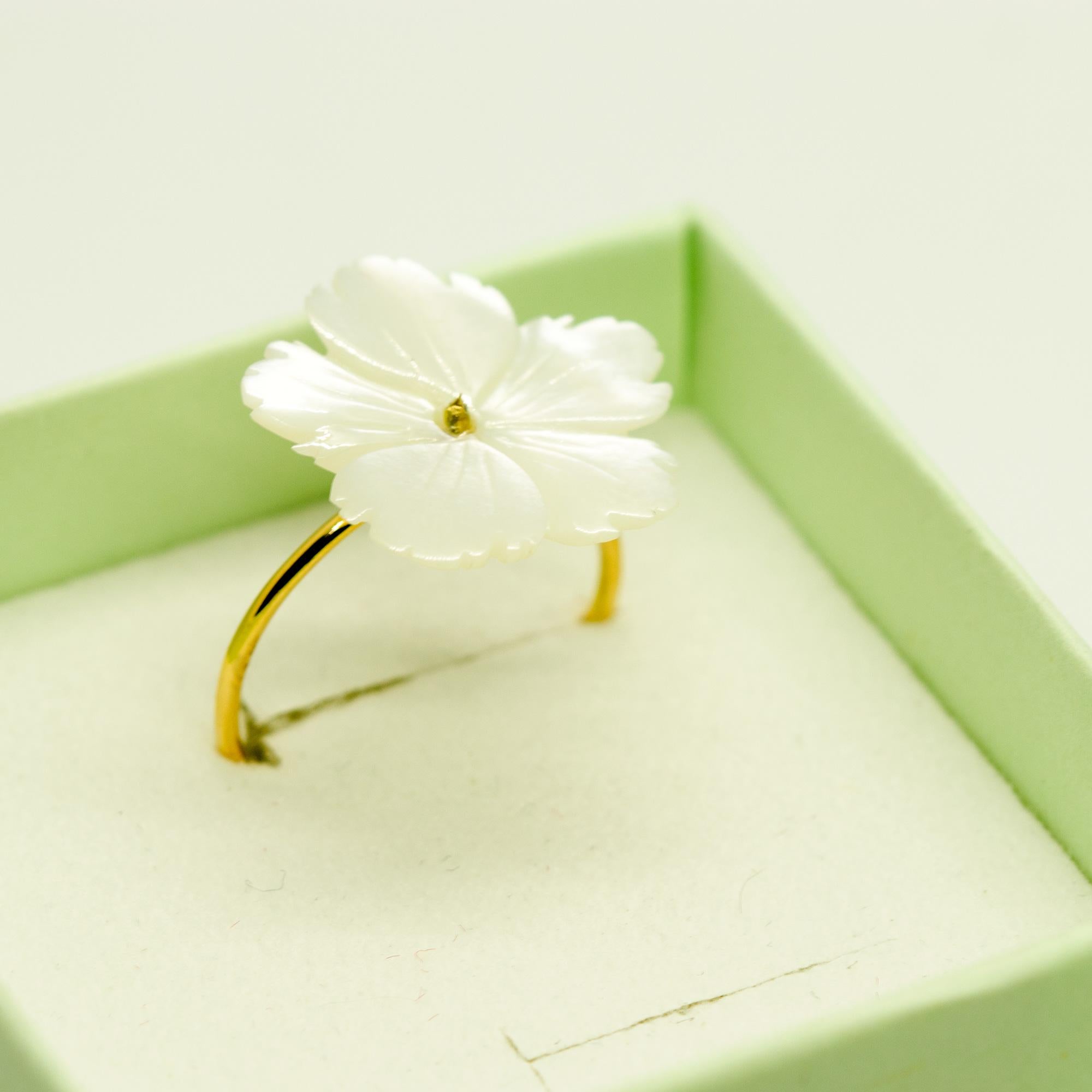 Intini Jewels Perlmutt geschnitzte weiße Blume 18 Karat Gold Handgefertigter Ring (Romantik) im Angebot