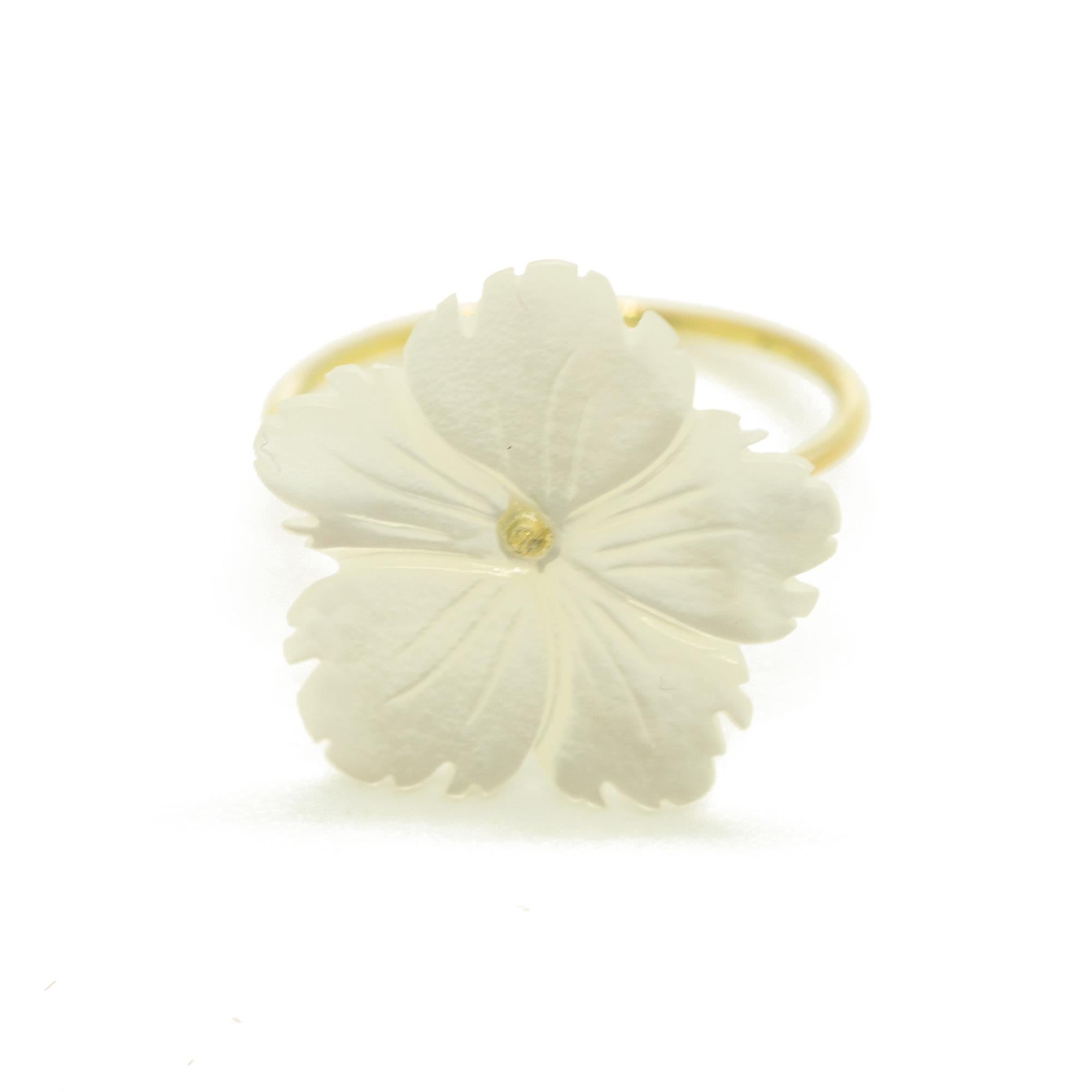Intini Jewels Perlmutt geschnitzte weiße Blume 18 Karat Gold Handgefertigter Ring (Gemischter Schliff) im Angebot