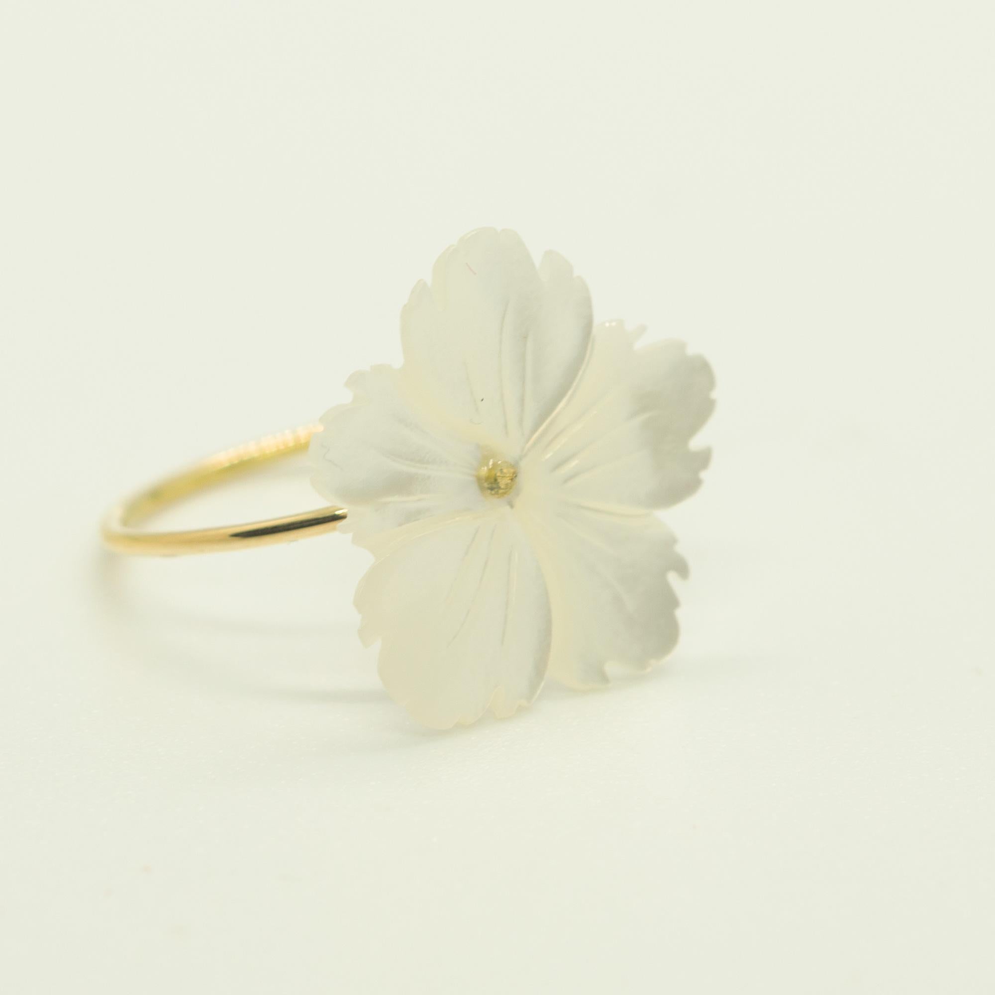 Intini Jewels Perlmutt geschnitzte weiße Blume 18 Karat Gold Handgefertigter Ring im Zustand „Neu“ im Angebot in Milano, IT