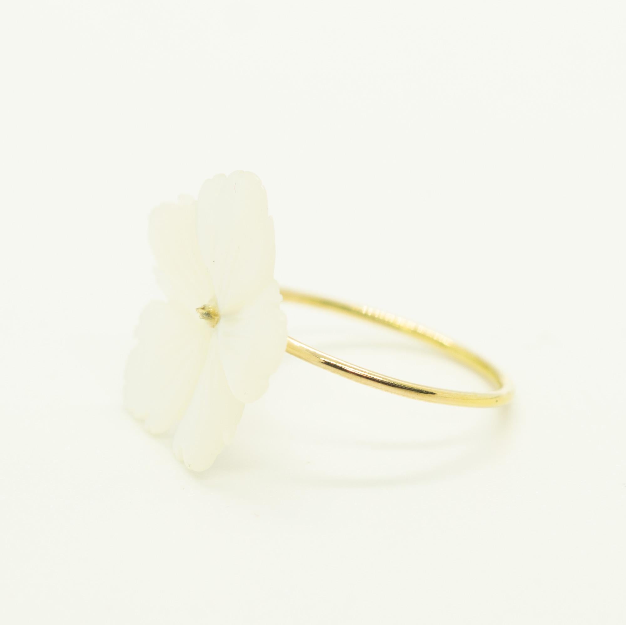 Intini Jewels Perlmutt geschnitzte weiße Blume 18 Karat Gold Handgefertigter Ring für Damen oder Herren im Angebot