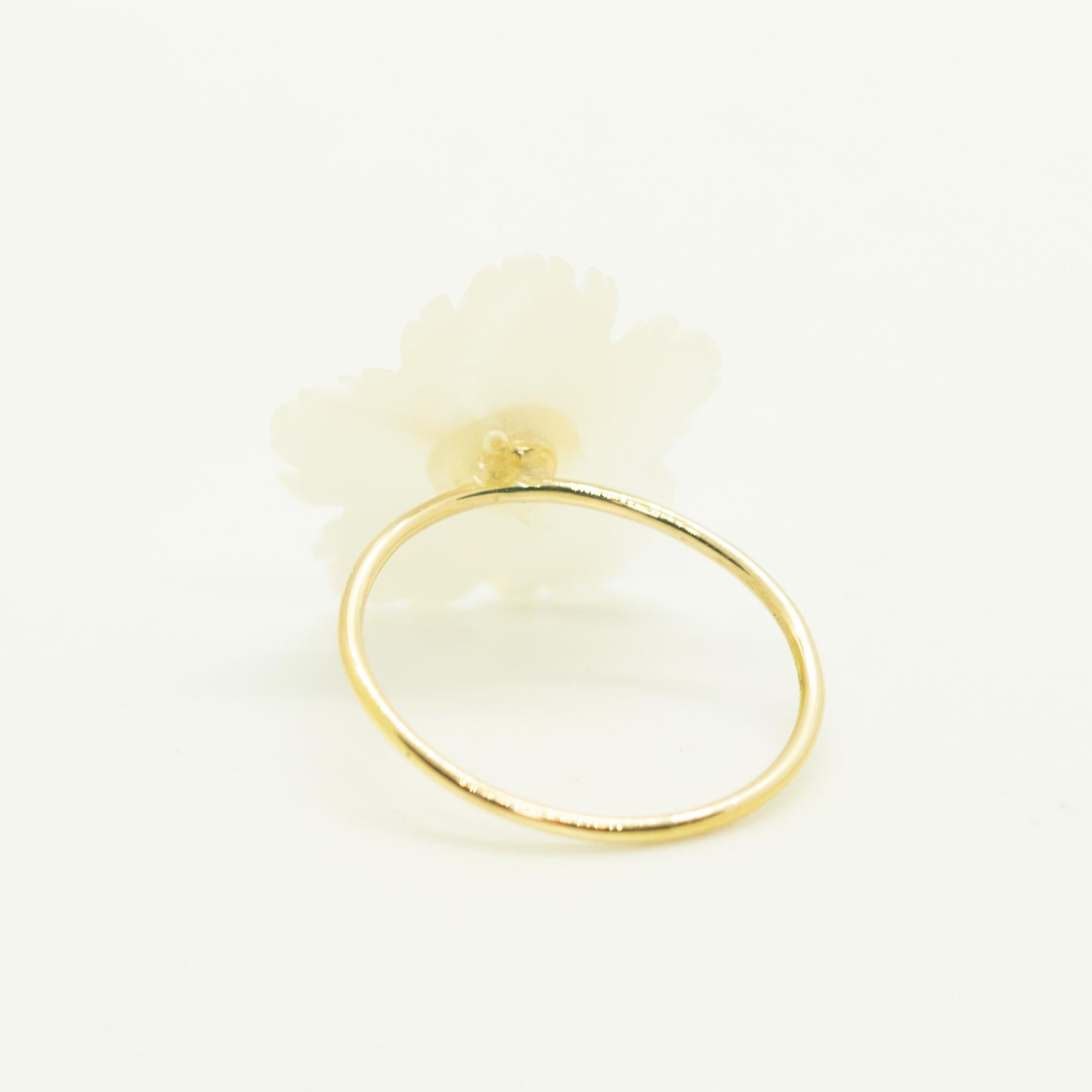 Intini Jewels Perlmutt geschnitzte weiße Blume 18 Karat Gold Handgefertigter Ring im Angebot 1