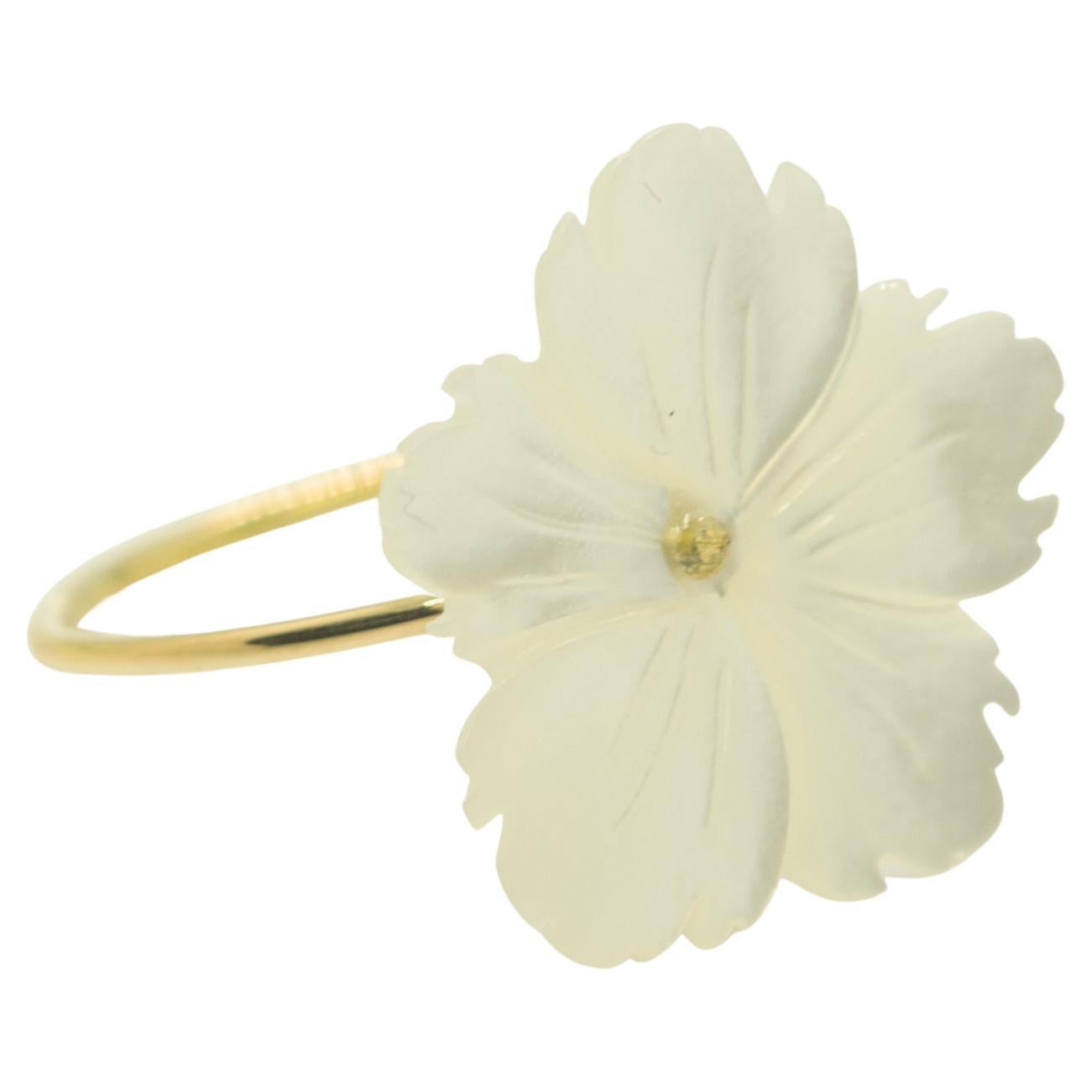 Intini Jewels Perlmutt geschnitzte weiße Blume 18 Karat Gold Handgefertigter Ring