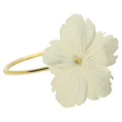 Intini Jewels Perlmutt geschnitzte weiße Blume 18 Karat Gold Handgefertigter Ring