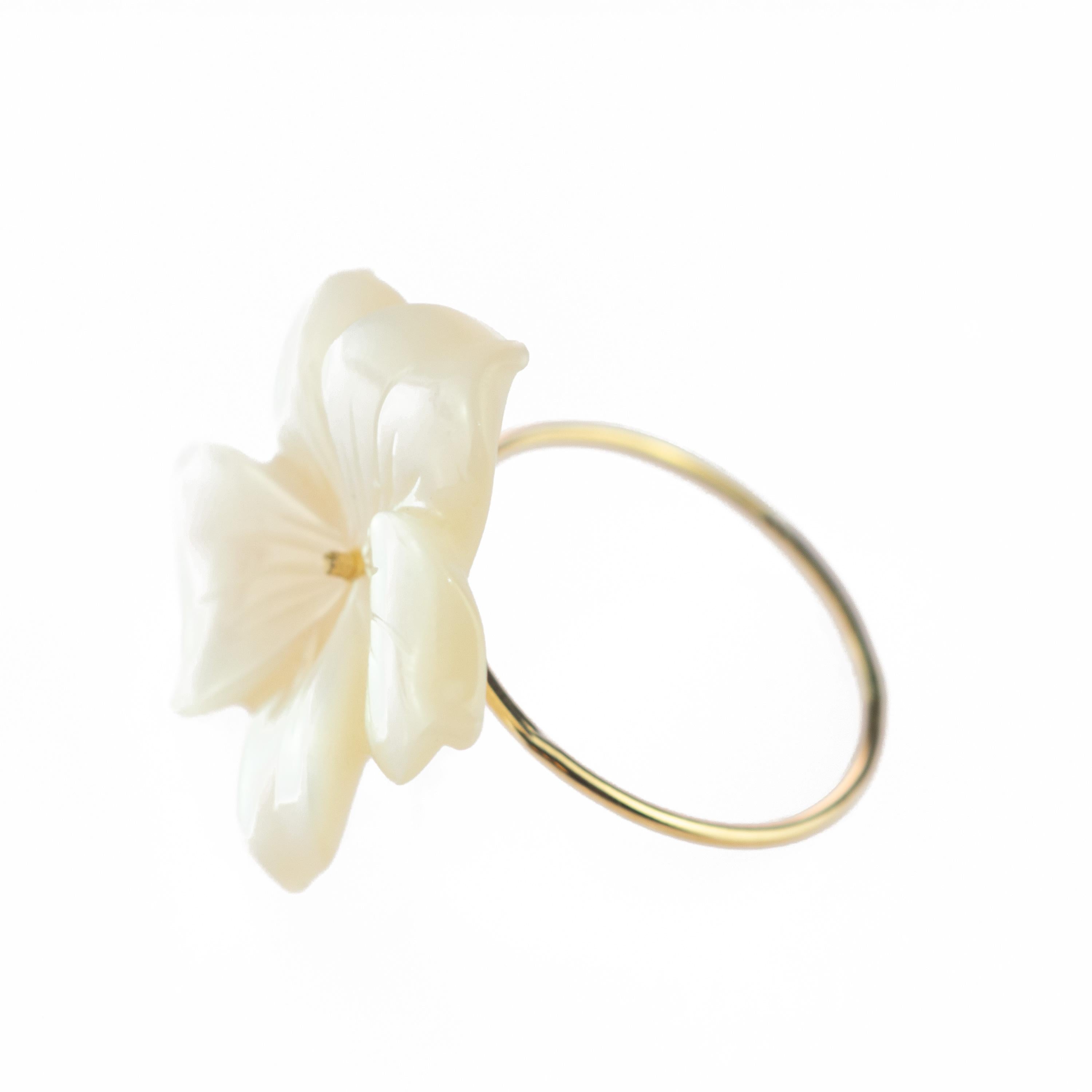 Perlmutt geschnitzte weiße Blume 18 Karat Gold Handgefertigte Ringe vontini Jewels (Gemischter Schliff) im Angebot