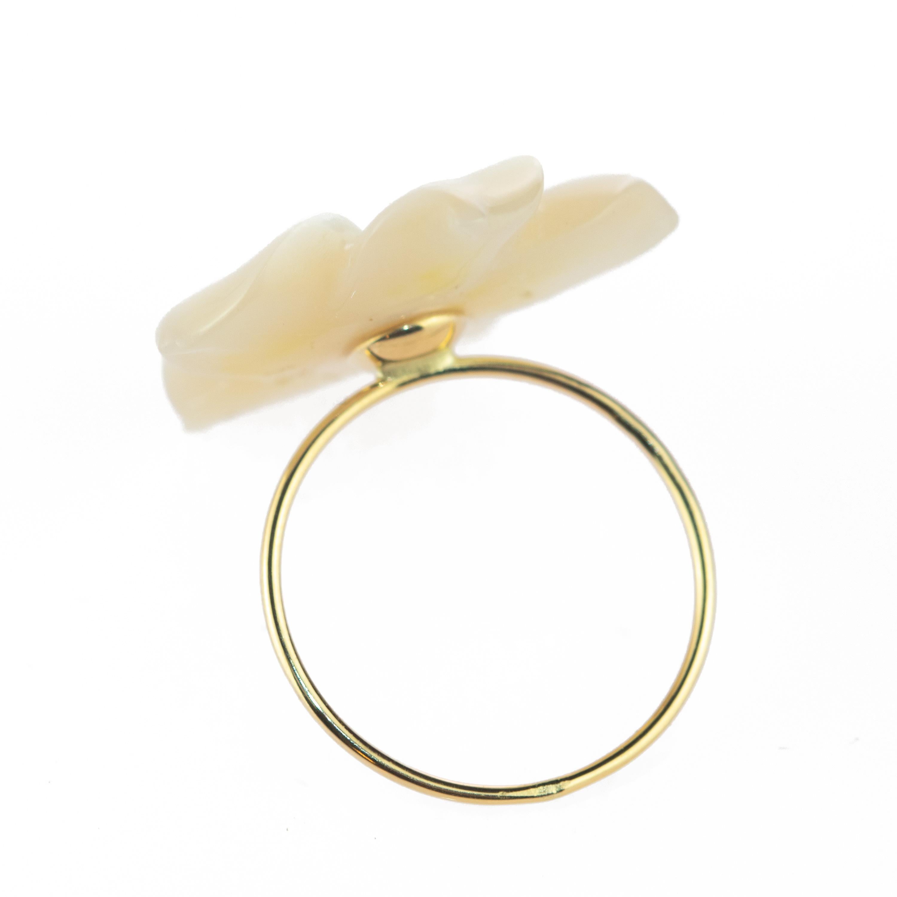 Perlmutt geschnitzte weiße Blume 18 Karat Gold Handgefertigte Ringe vontini Jewels im Zustand „Neu“ im Angebot in Milano, IT