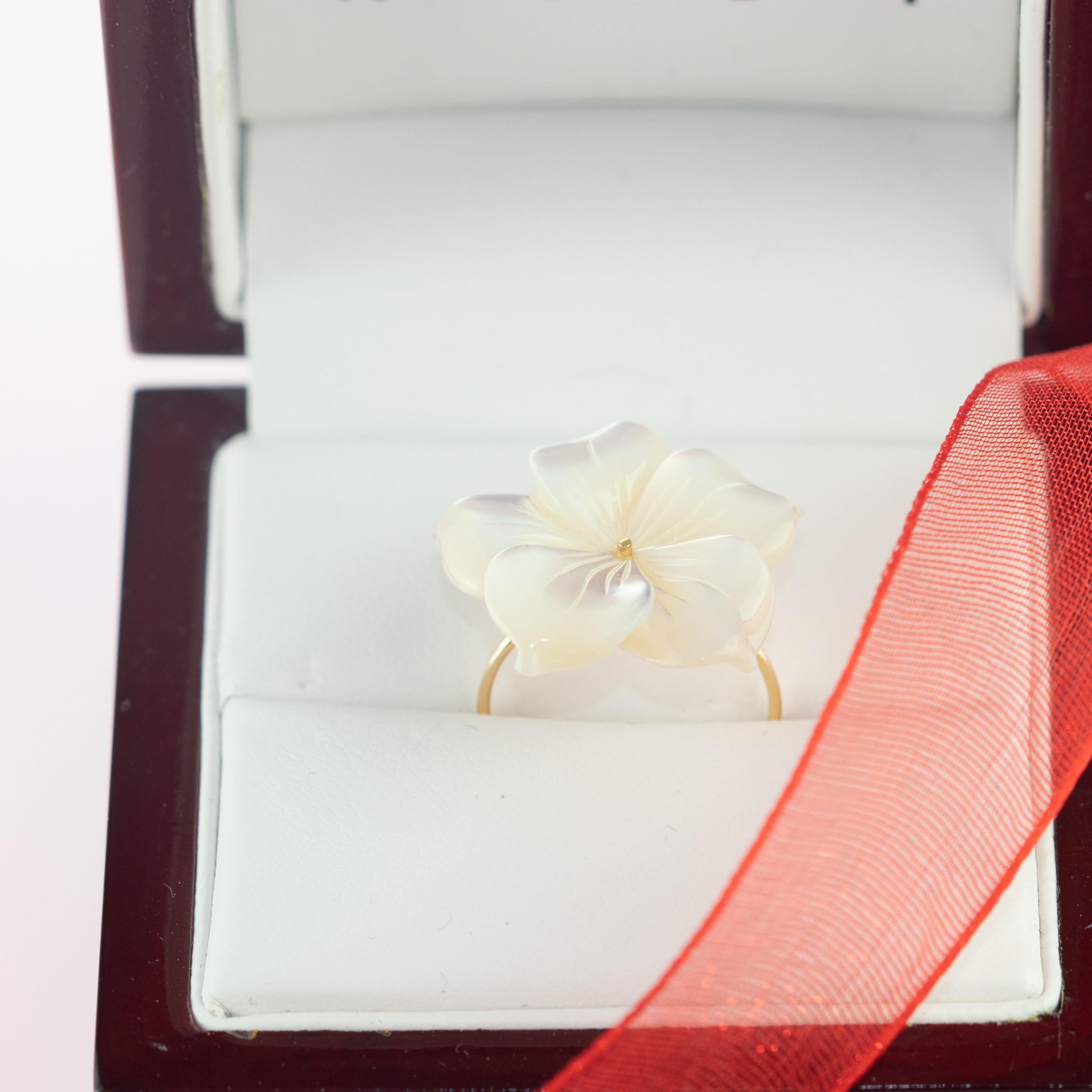 Perlmutt geschnitzte weiße Blume 18 Karat Gold Handgefertigte Ringe vontini Jewels im Angebot 1