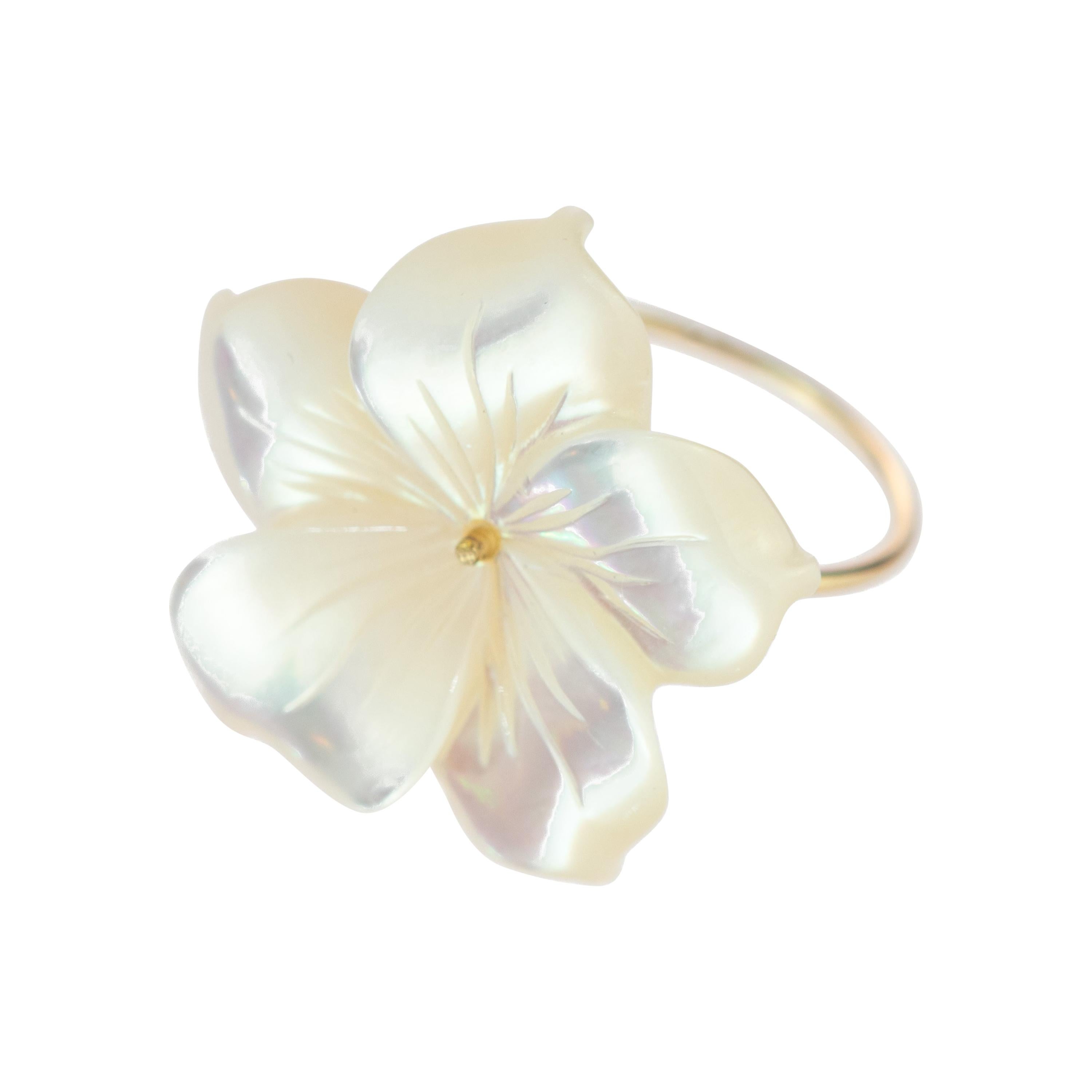 Perlmutt geschnitzte weiße Blume 18 Karat Gold Handgefertigte Ringe vontini Jewels