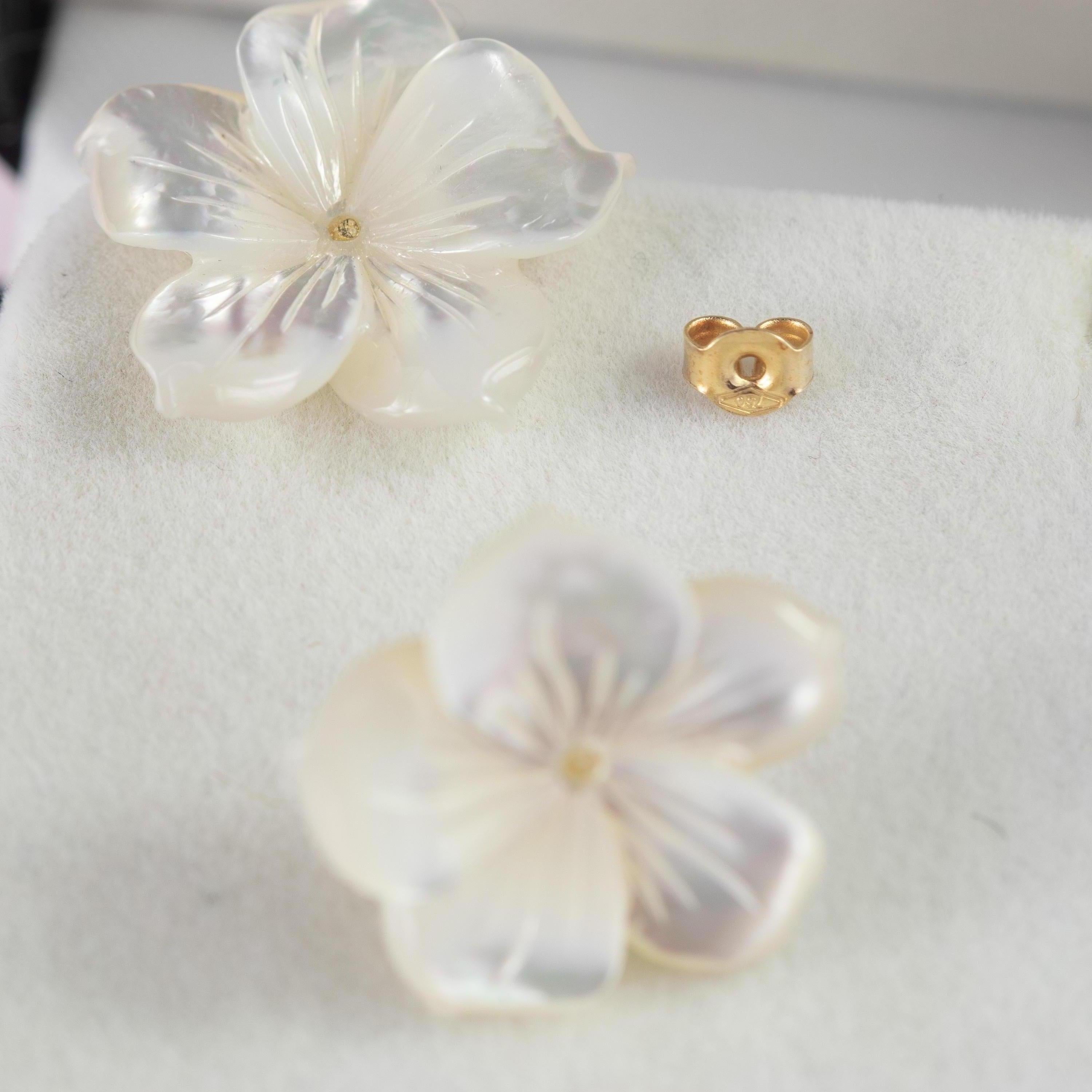 Intini Jewels Mother of Pearl Carved White Flower 18 Karat Gold Stud Earrings In New Condition For Sale In Milano, IT