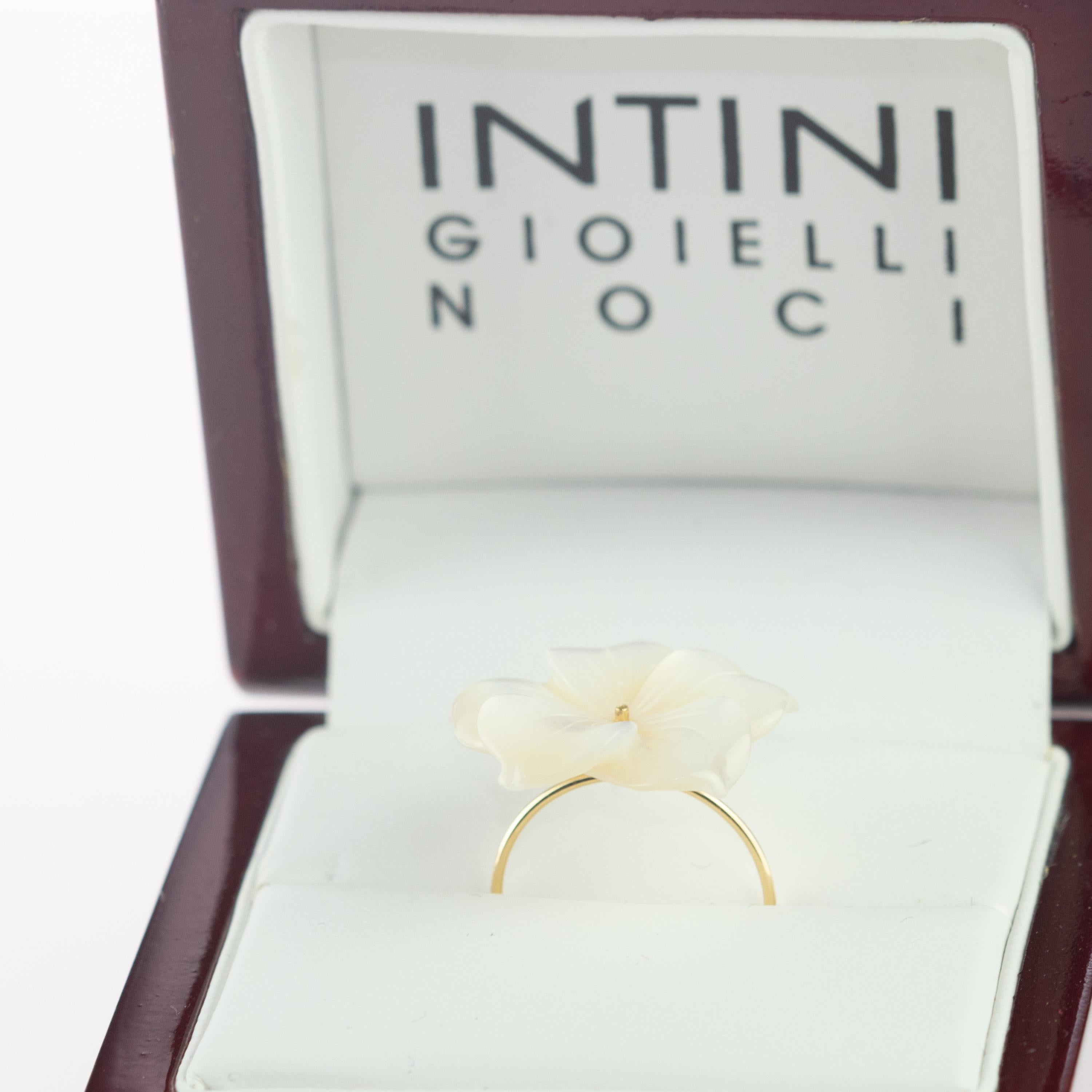 Astonishing and gorgeouis white mother pearl flower ring. Natural carved petals that evoke the italian handmade traditional jewelry work.
 
This delicate design shows the sweetness and innocence of the jewelry. It takes us to those first jewels