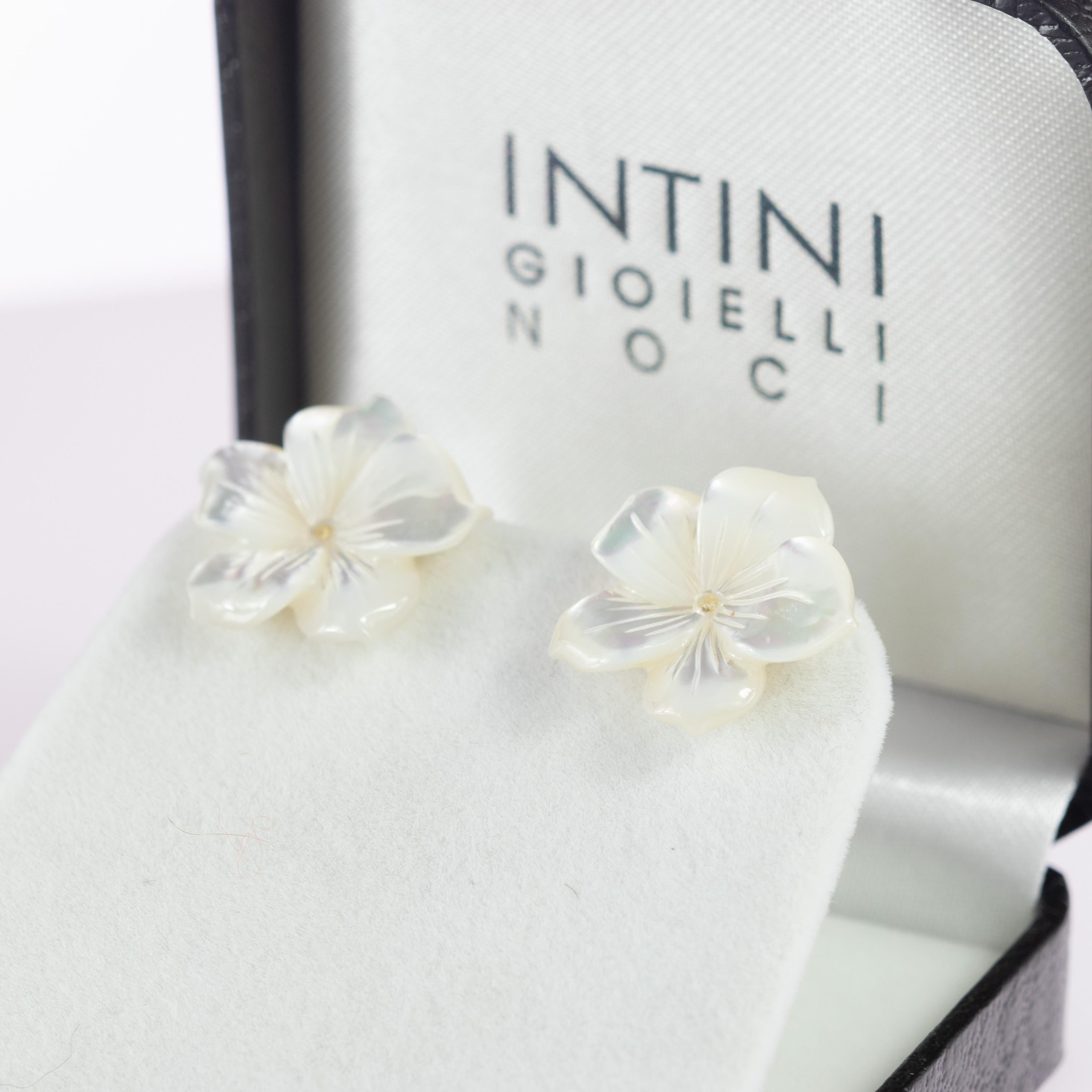 Astonishing and gorgeouis white mother pearl flower stud earrings. Natural carved petals that evoke the italian handmade traditional jewelry work.
 
This delicate design shows the sweetness and innocence of the jewelry. It takes us to those first