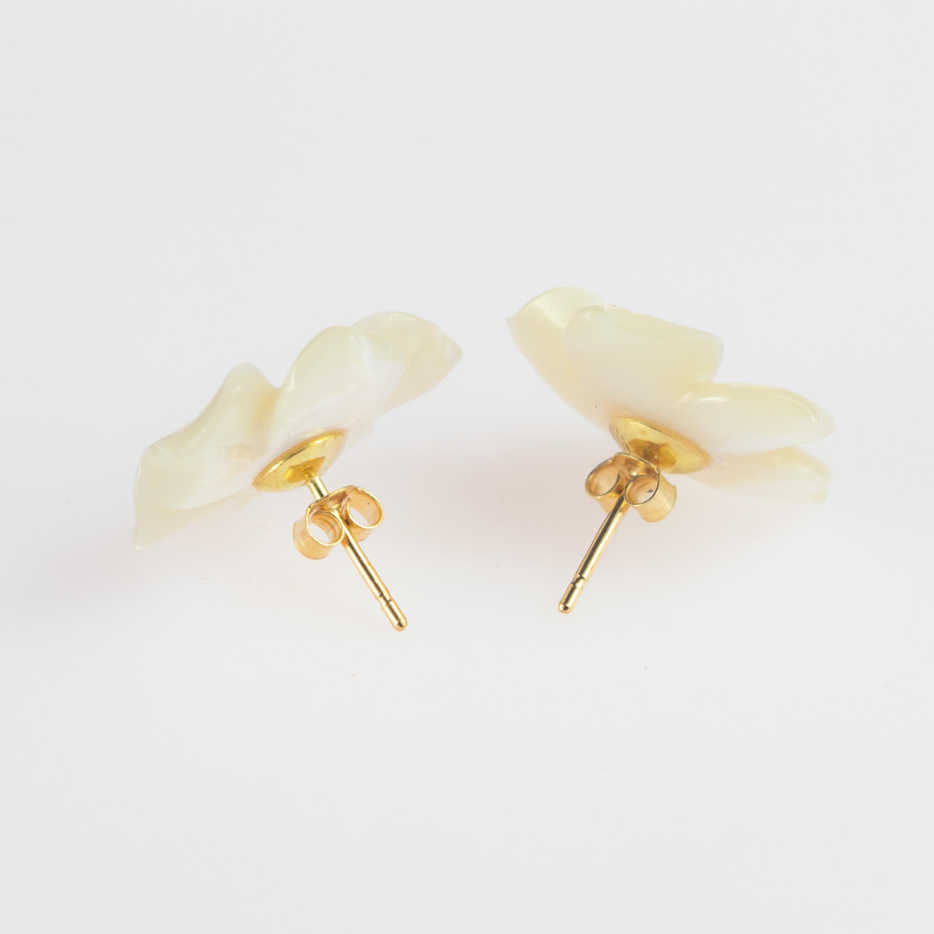 Artisan Intini Jewels Mother of Pearl Carved White Flower 9 Karat Gold Stud Earrings For Sale