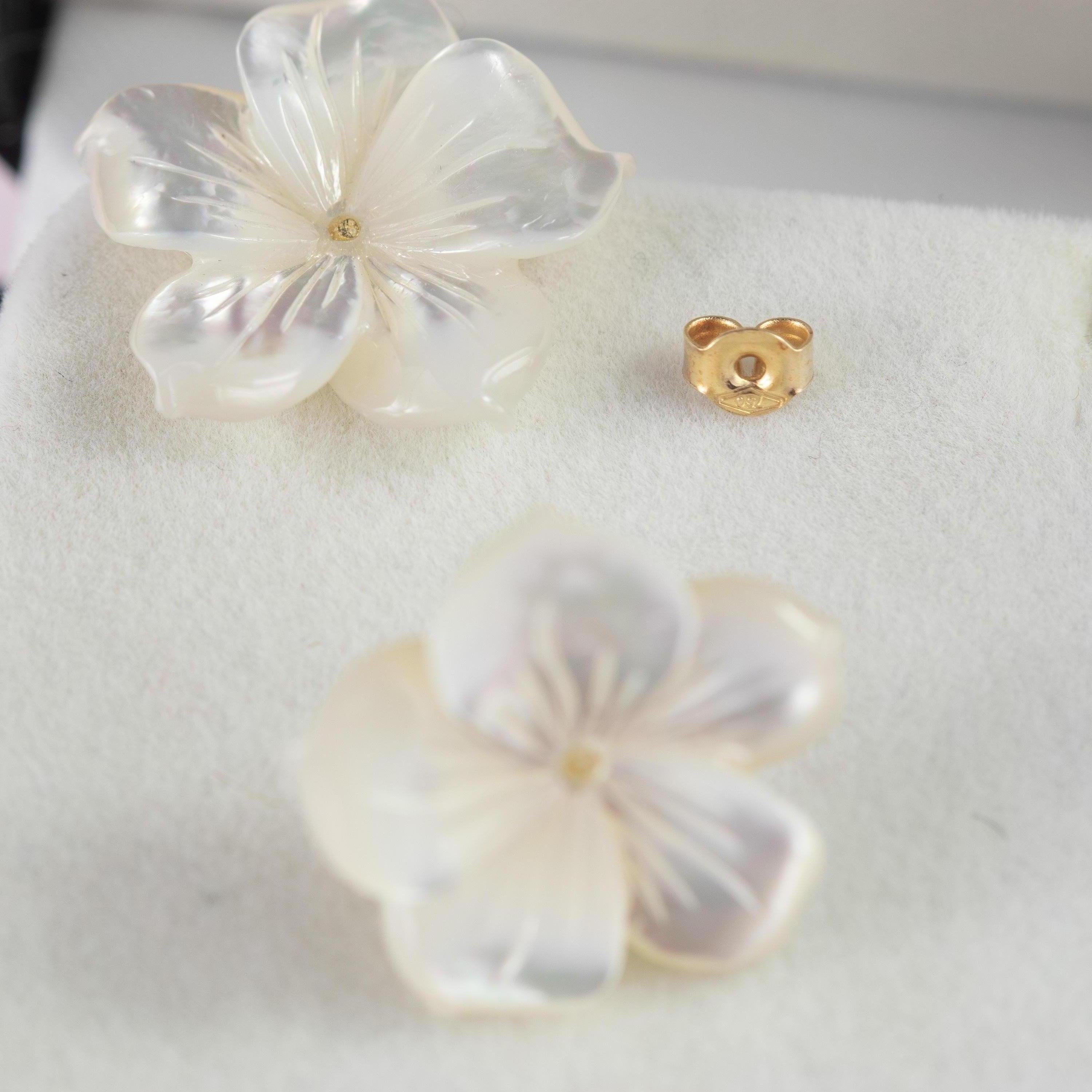 Intini Jewels Mother of Pearl Carved White Flower 9 Karat Gold Stud Earrings For Sale 1