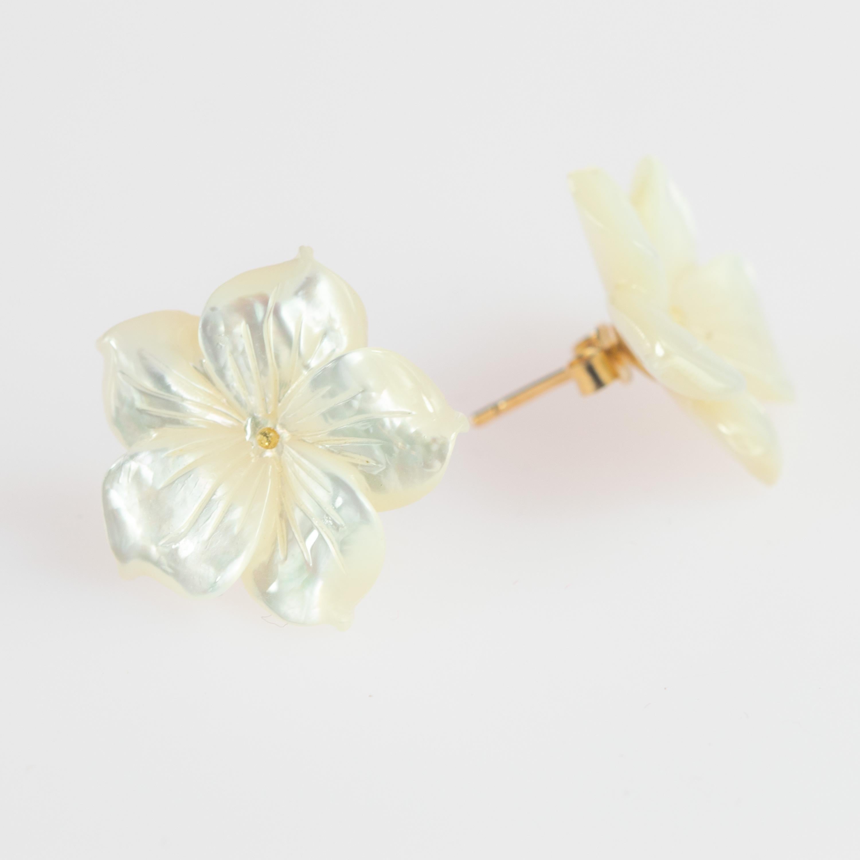 Ohrstecker vontini Jewels, Perlmutt geschnitzte weiße Blume, vergoldet (Kunsthandwerker*in) im Angebot