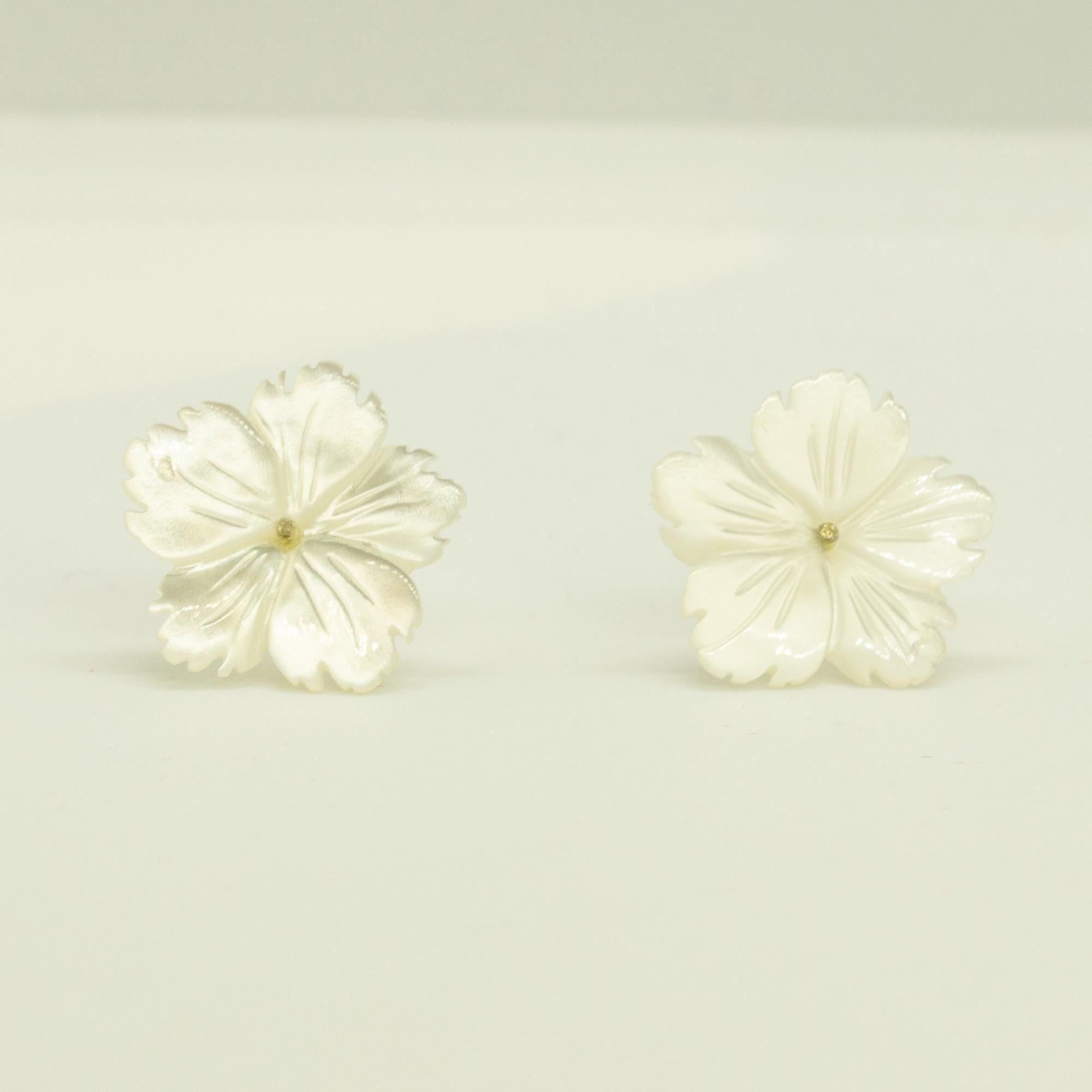 Astonishing and gorgeouis white mother pearl flower stud earrings. Natural carved petals that evoke the italian handmade traditional jewelry work.
 
This delicate design shows the sweetness and innocence of the jewelry. It takes us to those first