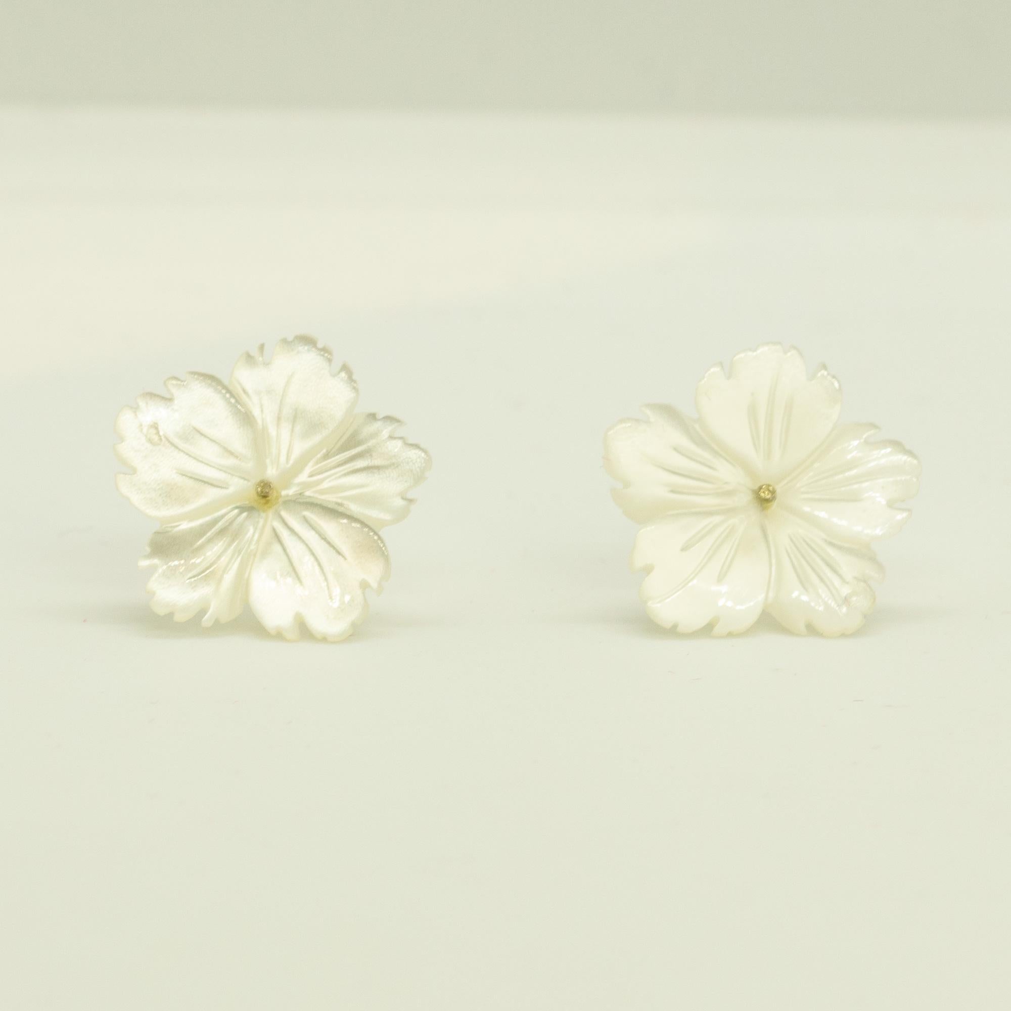 Etonnantes et magnifiques boucles d'oreilles fleur en nacre blanche. Des pétales naturels sculptés qui évoquent le travail de joaillerie traditionnel italien fait à la main.
 
Ce design délicat montre la douceur et l'innocence du bijou. Il nous