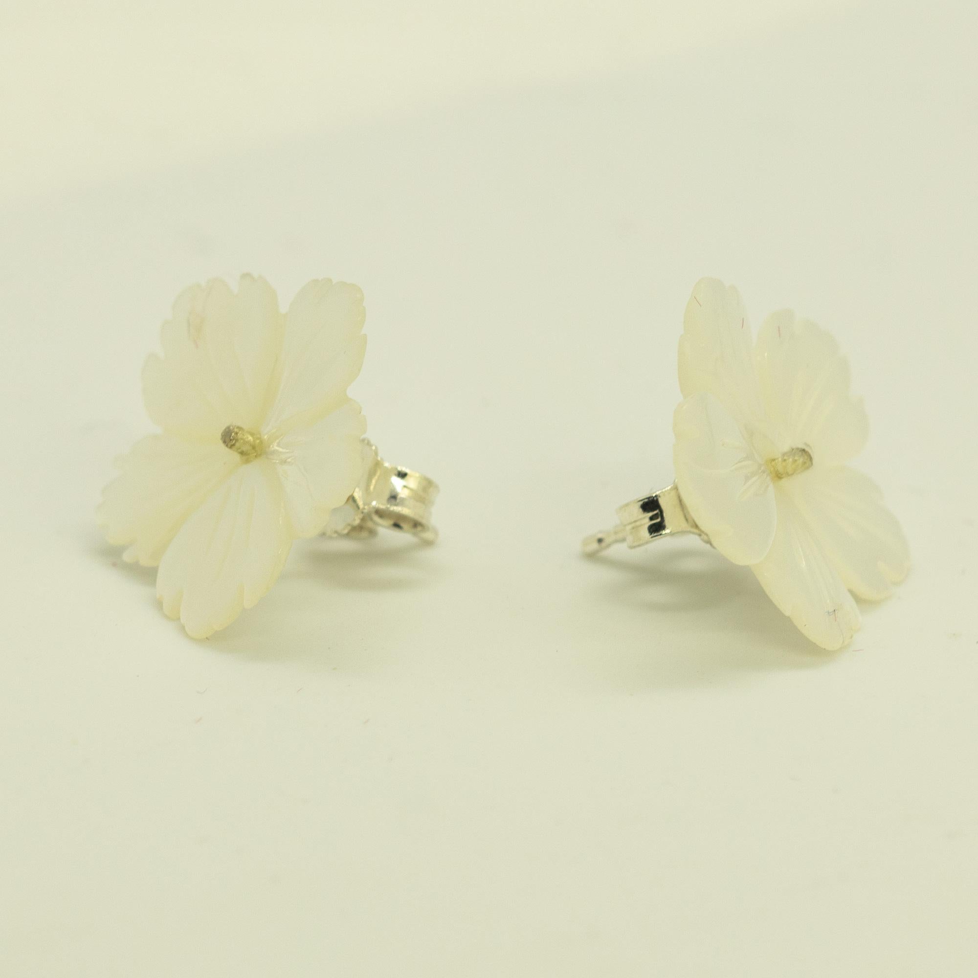 Taille mixte Intini Jewels Clous d'oreilles en argent sterling avec fleur blanche sculptée en nacre en vente