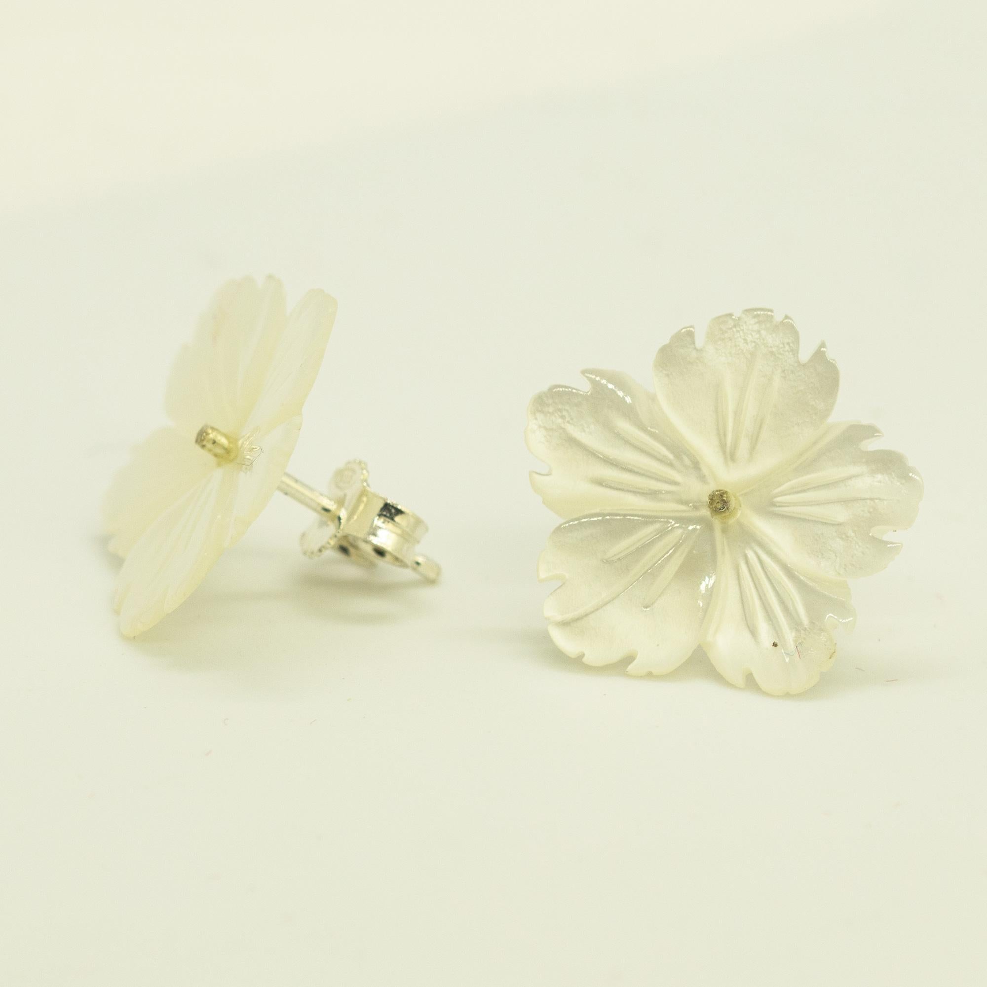 Intini Jewels Clous d'oreilles en argent sterling avec fleur blanche sculptée en nacre Neuf - En vente à Milano, IT