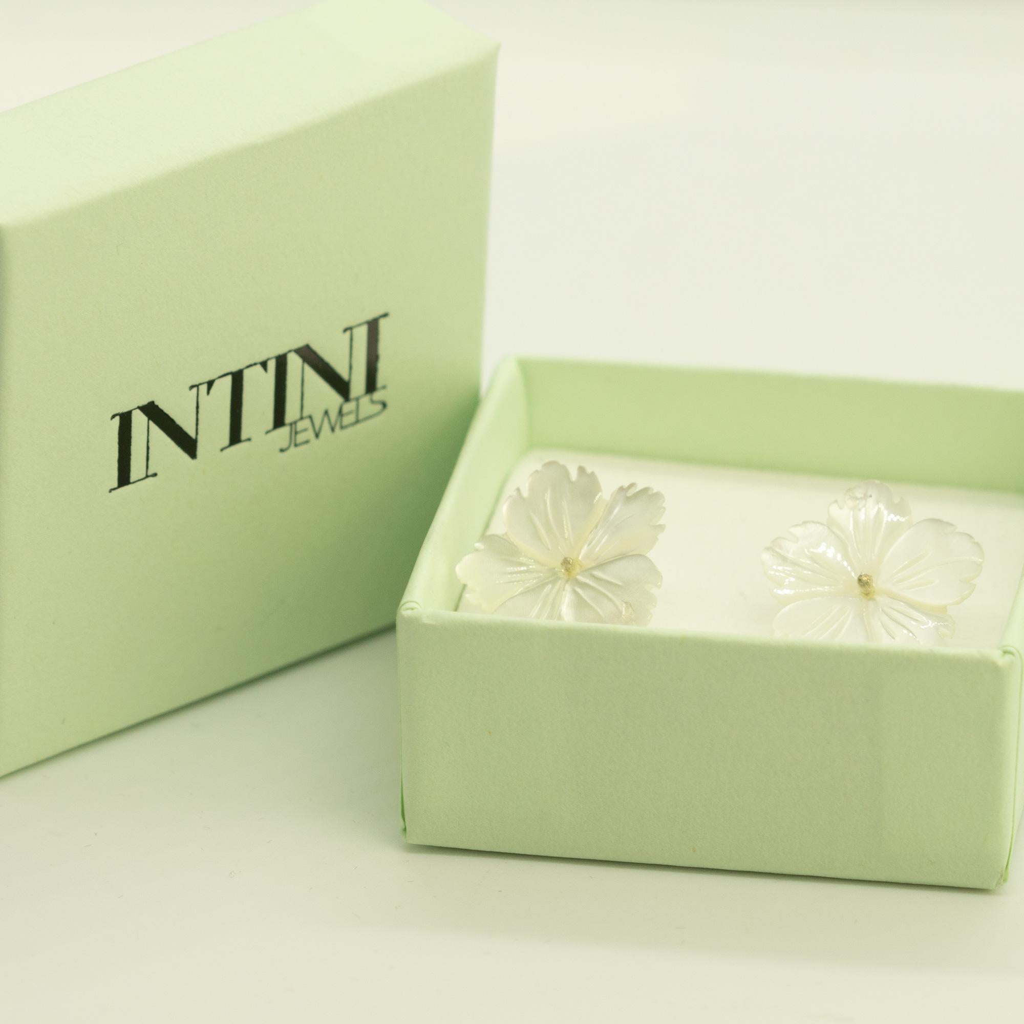 Intini Jewels Mother of Pearl Carved White Flower Sterling Silver Stud Earrings In New Condition For Sale In Milano, IT