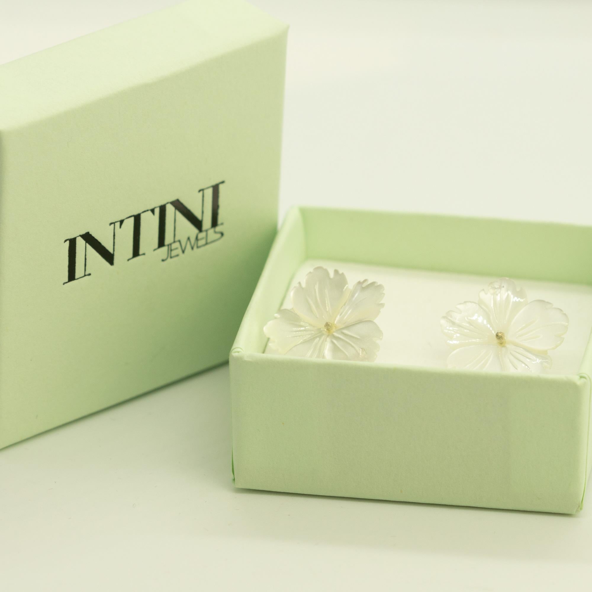 Intini Jewels Clous d'oreilles en argent sterling avec fleur blanche sculptée en nacre en vente 2