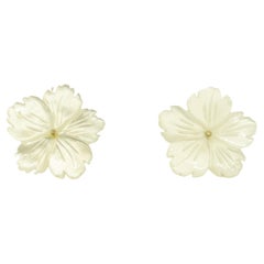 Intini Jewels Clous d'oreilles en argent sterling avec fleur blanche sculptée en nacre