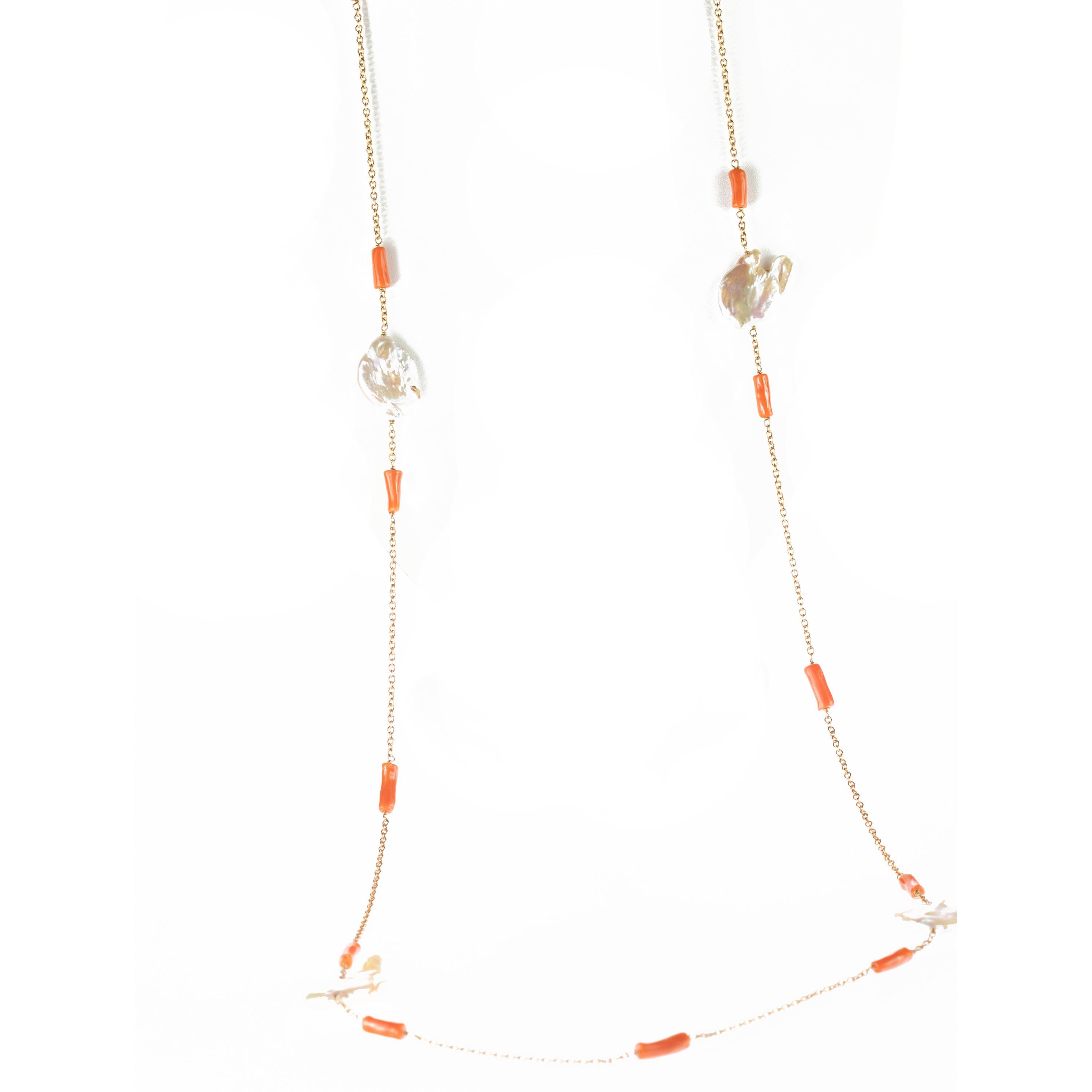 Diese epische Statement-Halskette ist eine herausragende Darstellung von Farbe und italienischer Handwerkskunst. Perle und Koralle verschmelzen zu einem fabelhaften Perlen- und Boho-Design und einem modischen Stil, der es geschafft hat, ein junges