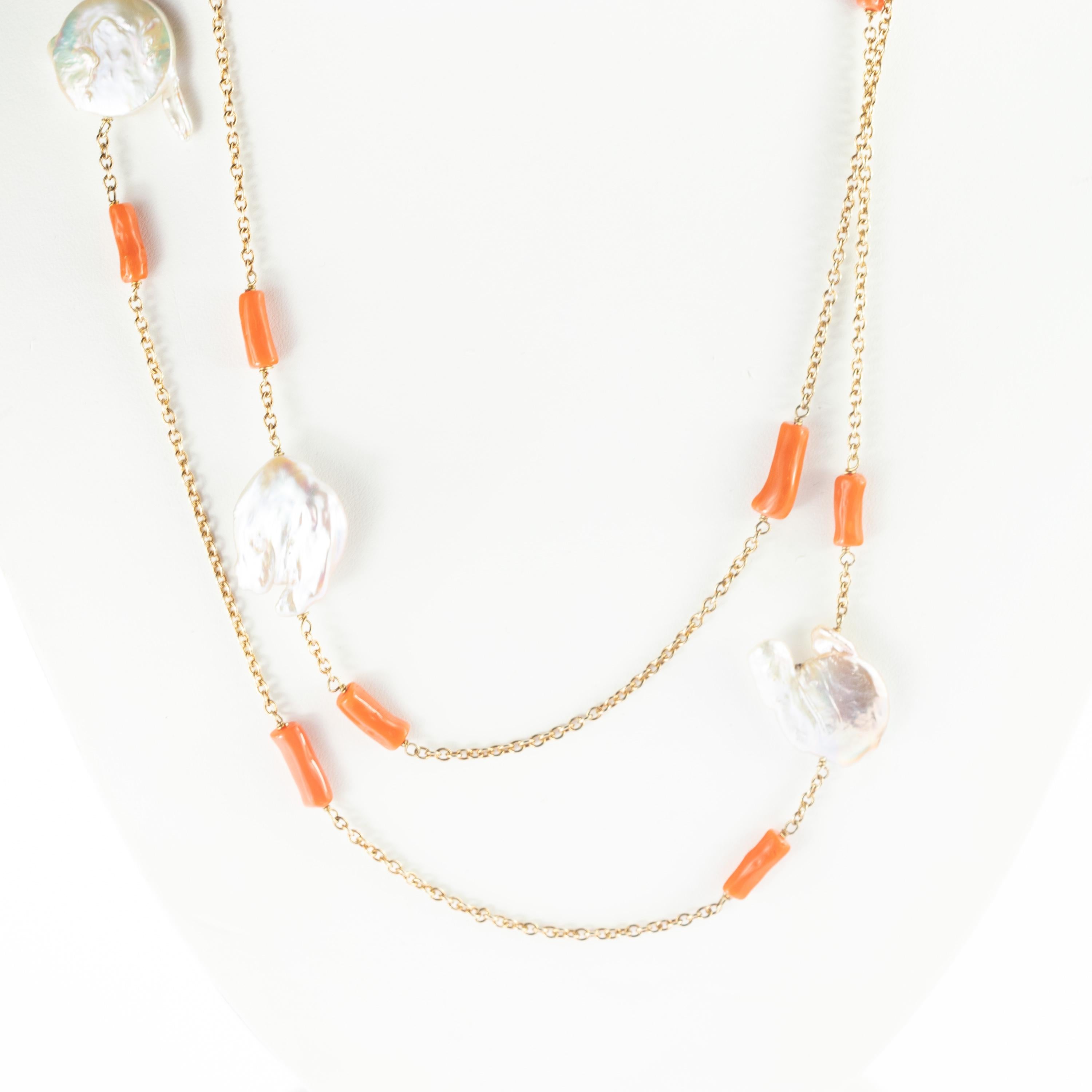 Intini Juwelen Perle Perlmutt Koralle Chips Perlen Boho lange Wickel um Halskette (Gemischter Schliff) im Angebot