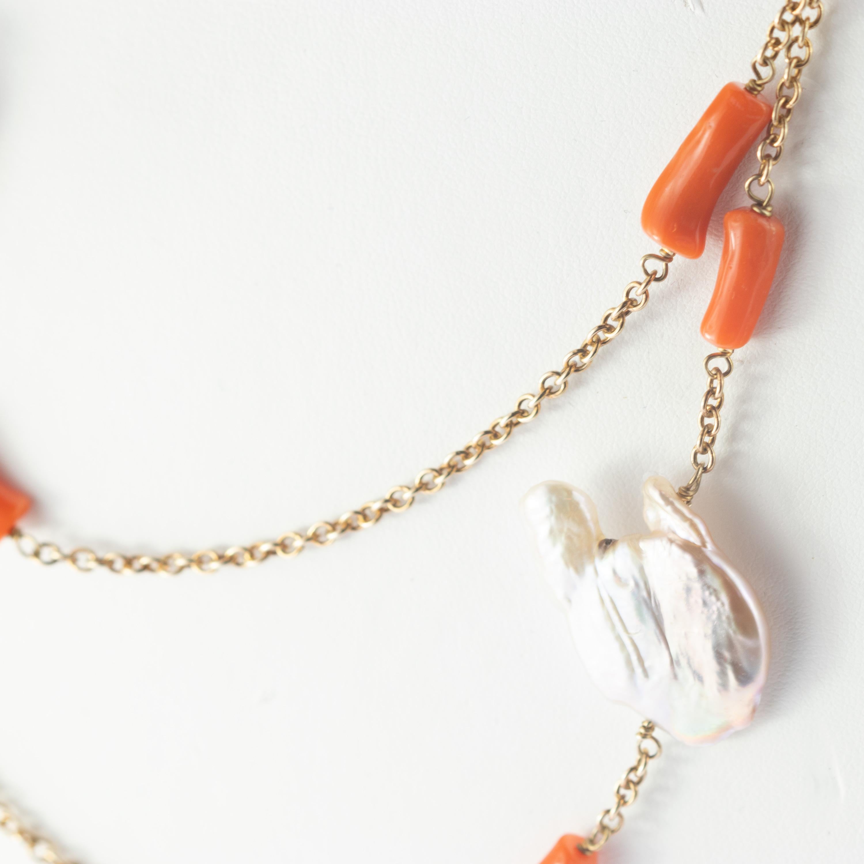 Intini Juwelen Perle Perlmutt Koralle Chips Perlen Boho lange Wickel um Halskette Damen im Angebot