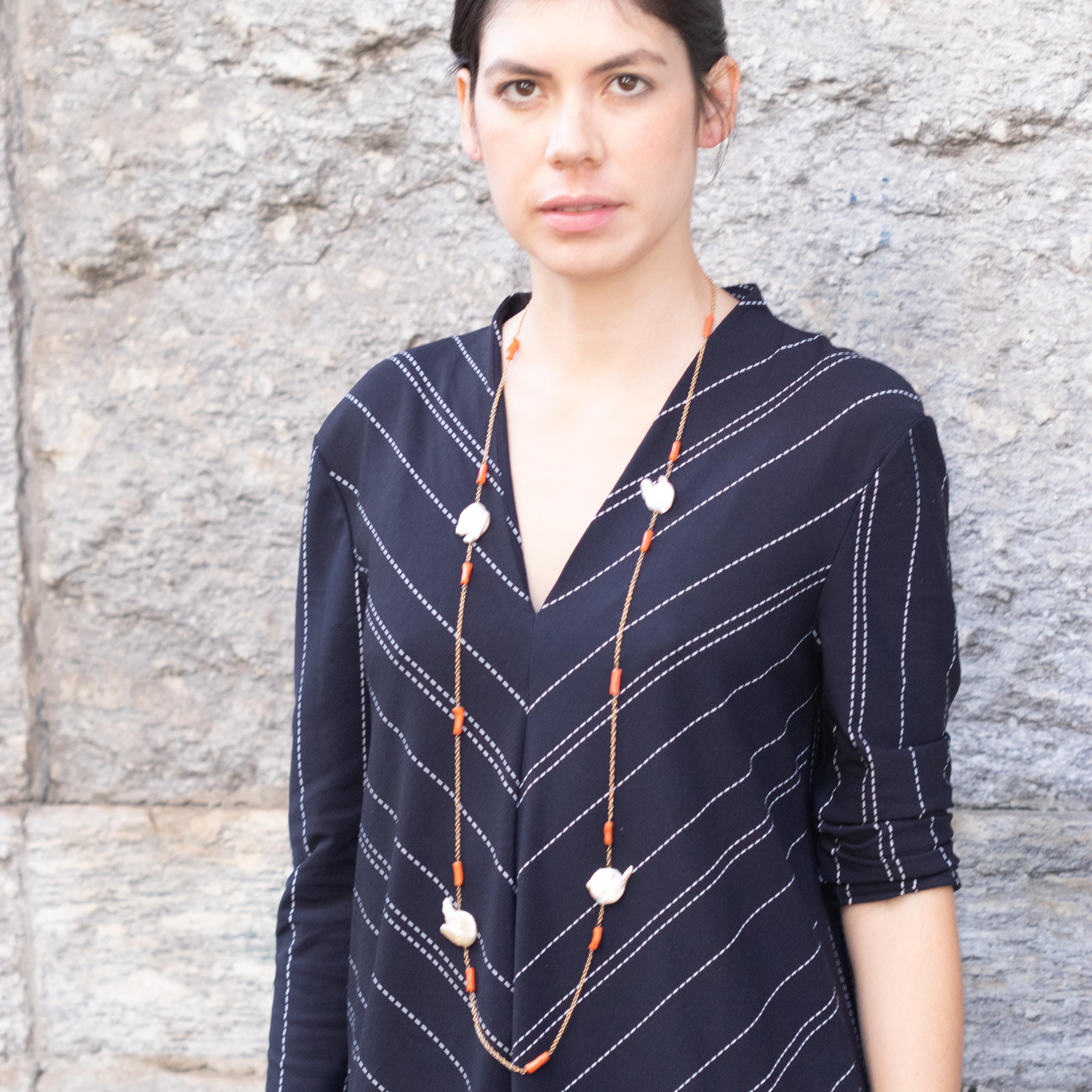 Intini Juwelen Perle Perlmutt Koralle Chips Perlen Boho lange Wickel um Halskette im Angebot 3