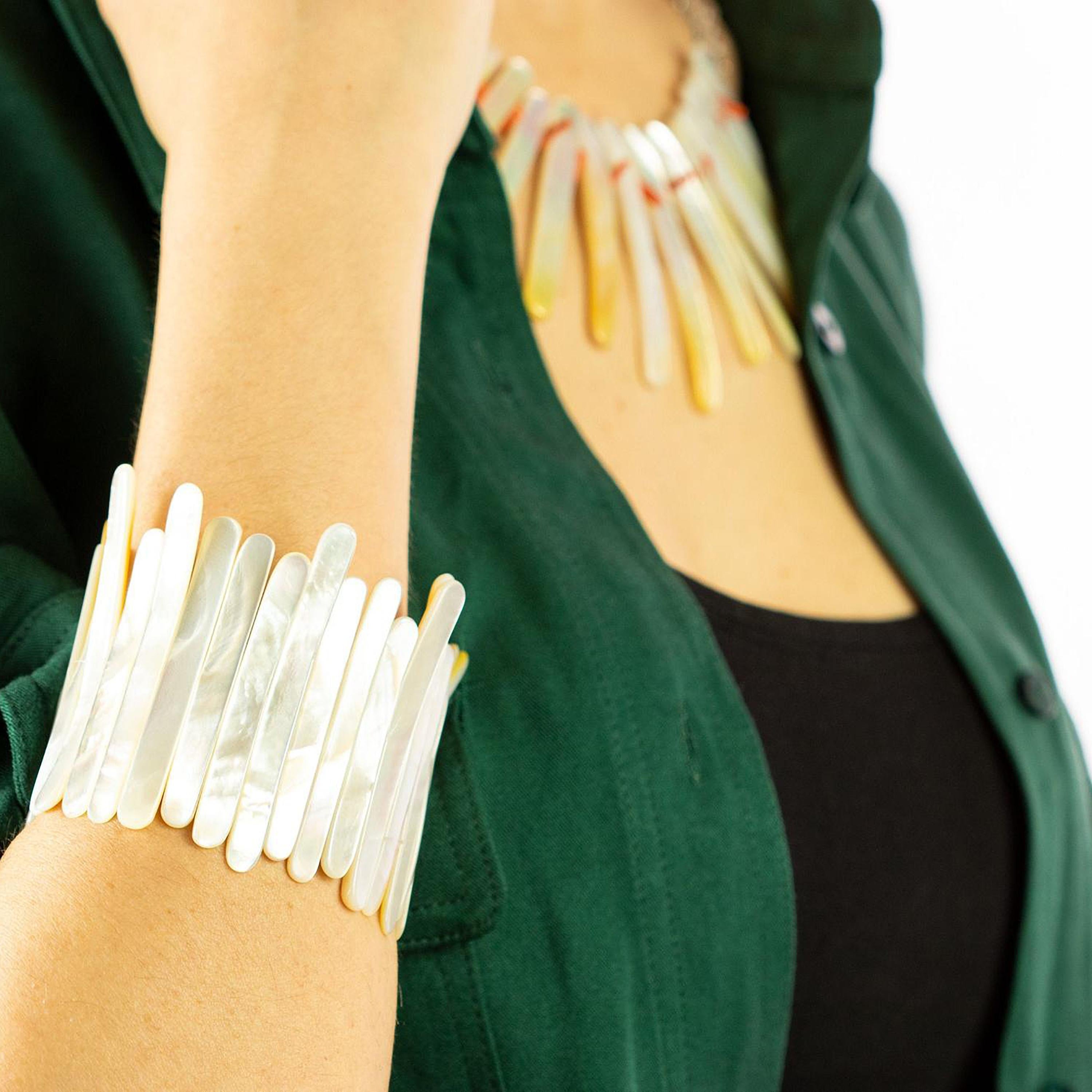 Ikonische und atemberaubende, leicht zu tragende Halskette mit Perlmutt, roter Koralle und Bergkristall mit einem prächtigen Perlmutt-Stretchperlenarmband. Ein fabelhaftes Set voller Design und Schönheit.

Das Perlmutt ist ein