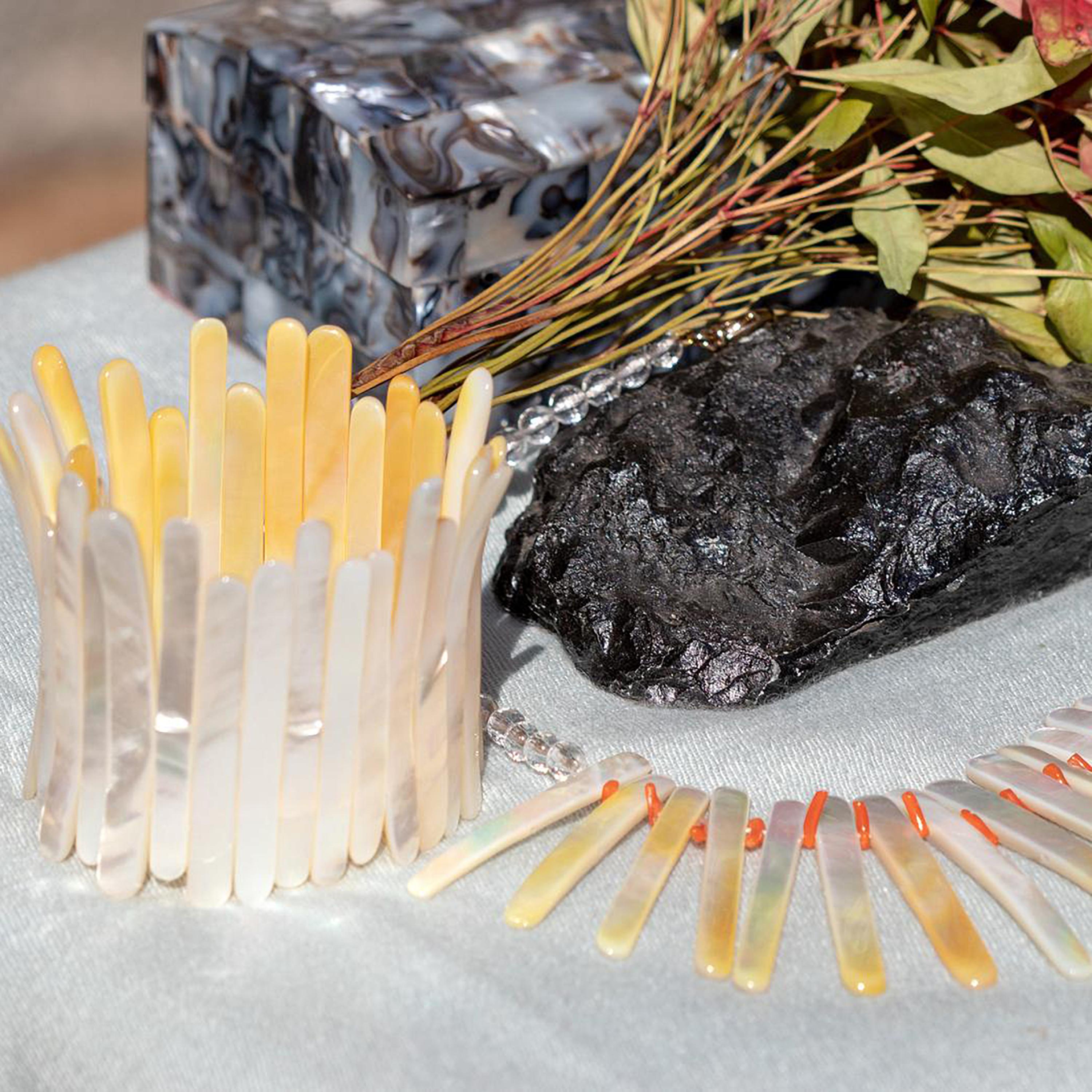 tini Jewels Modernes Set aus Perlenarmband und Halskette aus Perlen, Perlen und Korallen aus Perlen im Angebot 3