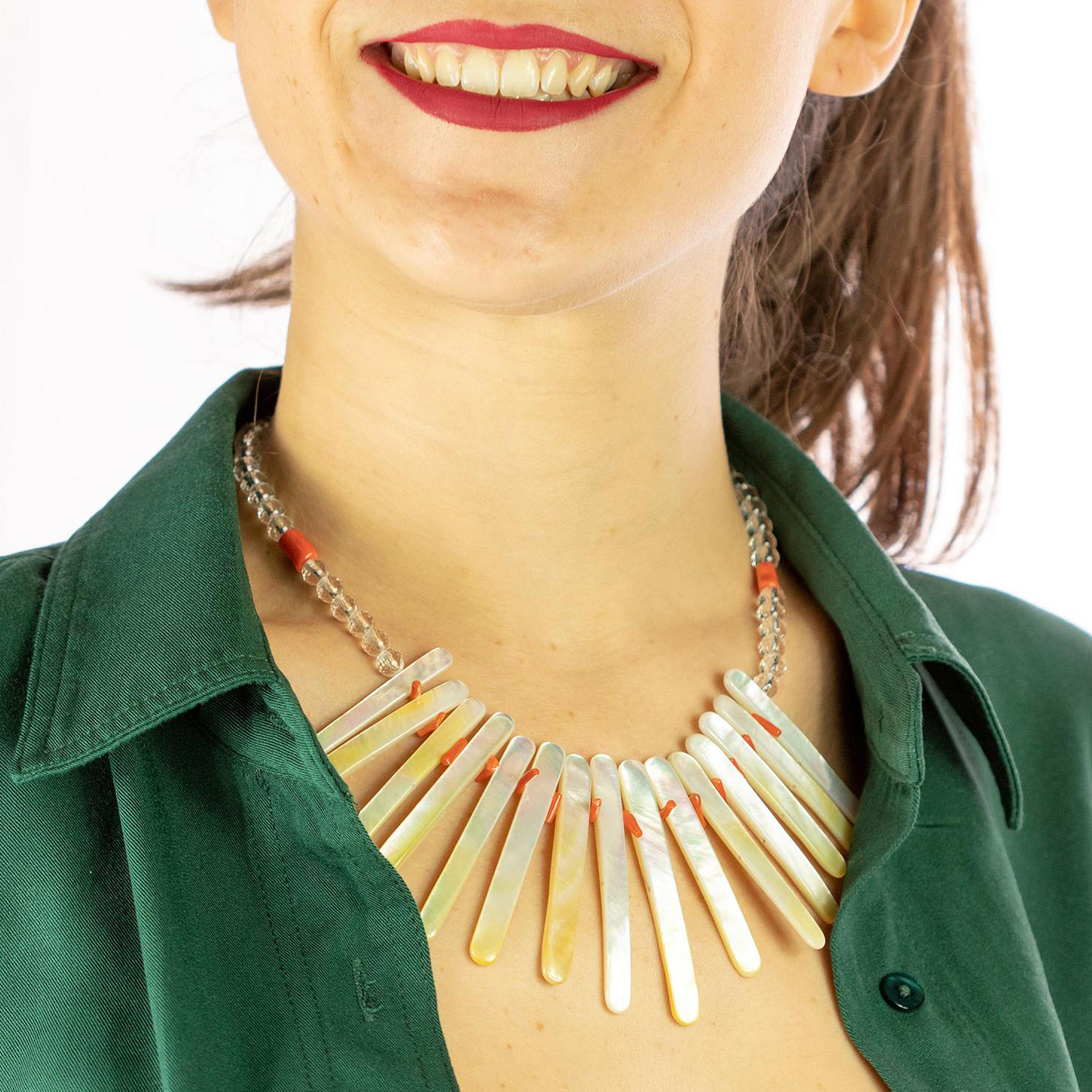 Iconica e splendida collana facile da indossare con madreperla, corallo rosso e cristallo di rocca. Un set favoloso pieno di design e bellezza.

La madreperla è un materiale composito organico-inorganico; è lo strato interno del guscio e costituisce