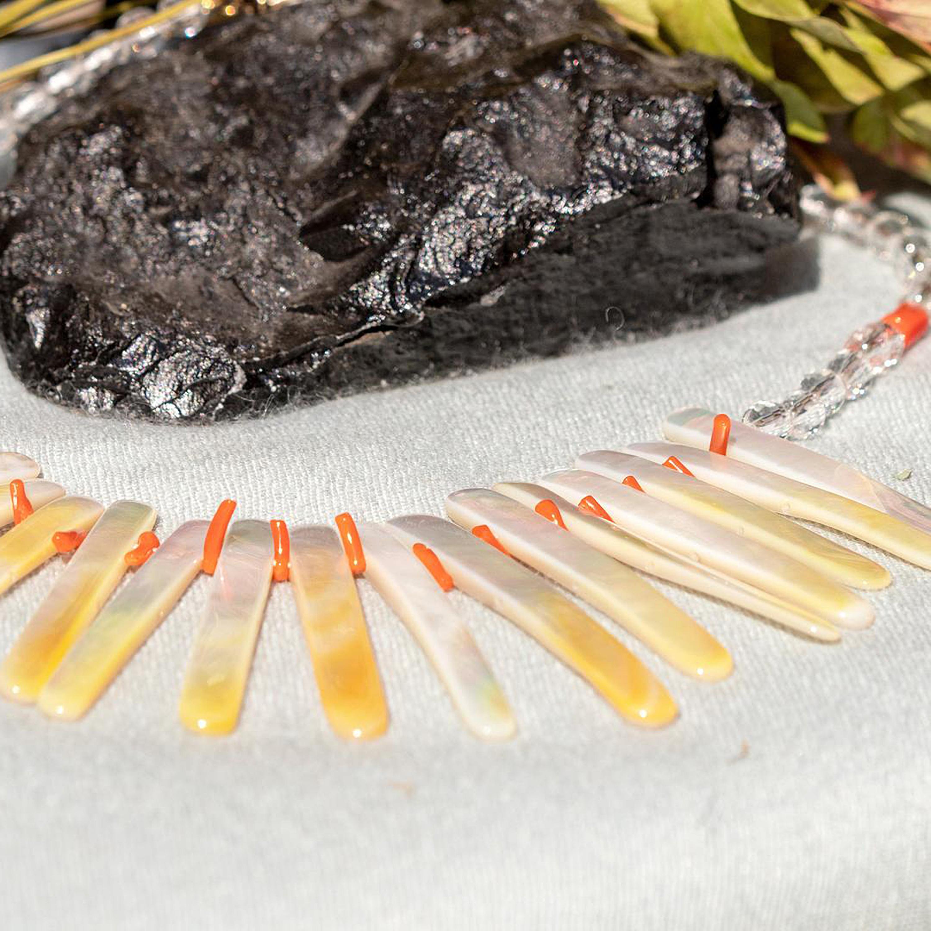 Taglio misto Intini Jewels Madre di Perla Corallo Cristallo Moderna Collana Cocktail Boho con Perline in vendita