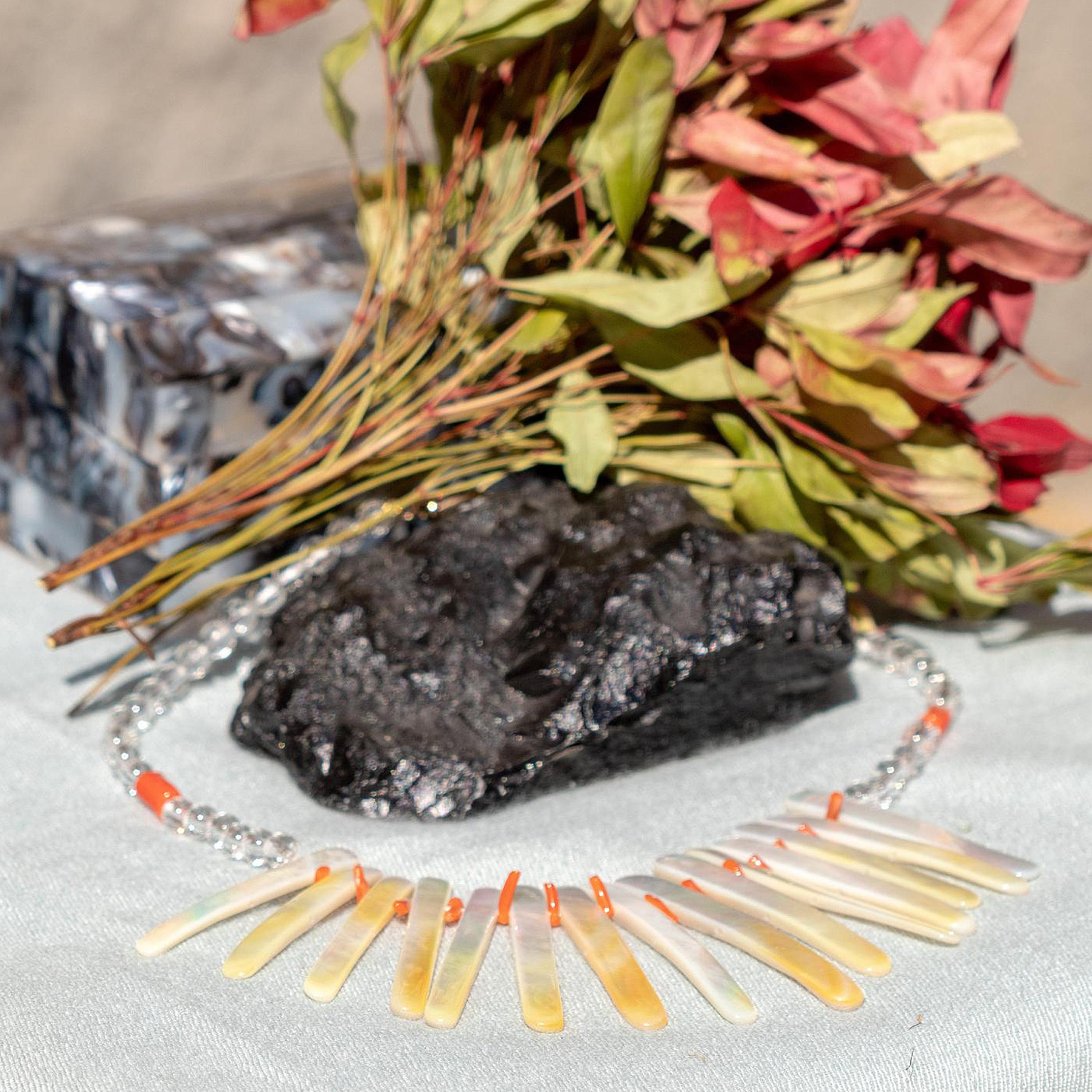 Intini Jewels Madre di Perla Corallo Cristallo Moderna Collana Cocktail Boho con Perline In condizioni Nuovo in vendita a Milano, IT