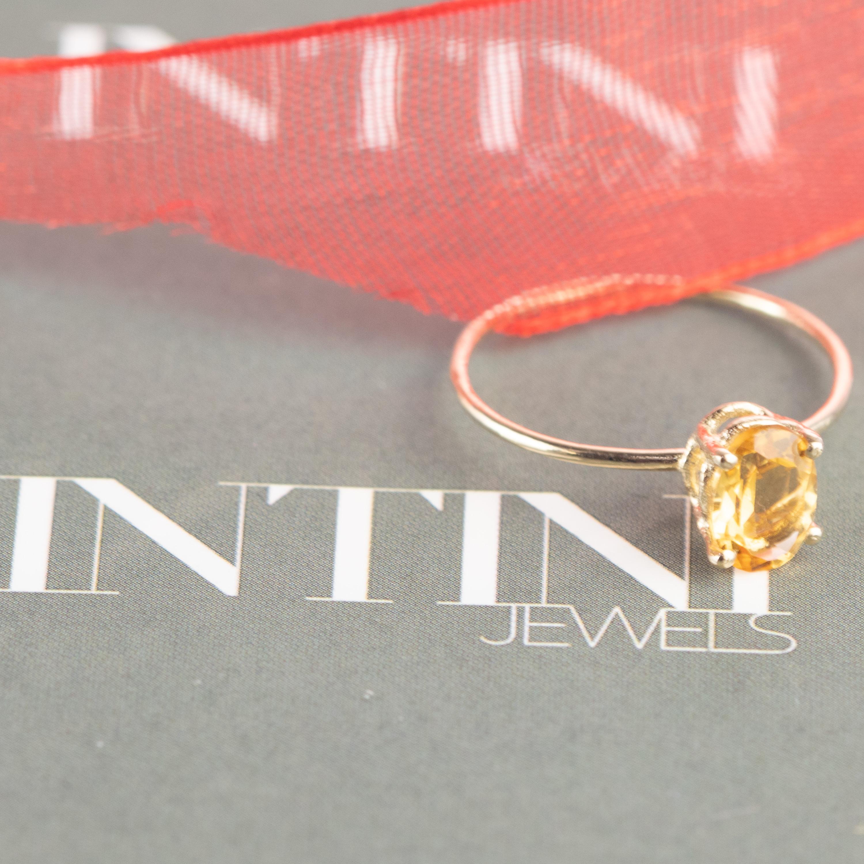Bijoux Signature INTINI Jewels en quartz citrine. Bague midi moderne et élégante en or jaune 14 carats avec une coupe ovale et de minuscules griffes sur la bague.

Fabriqué en Italie Haute Joaillerie. La citrine contient une qualité d'énergie