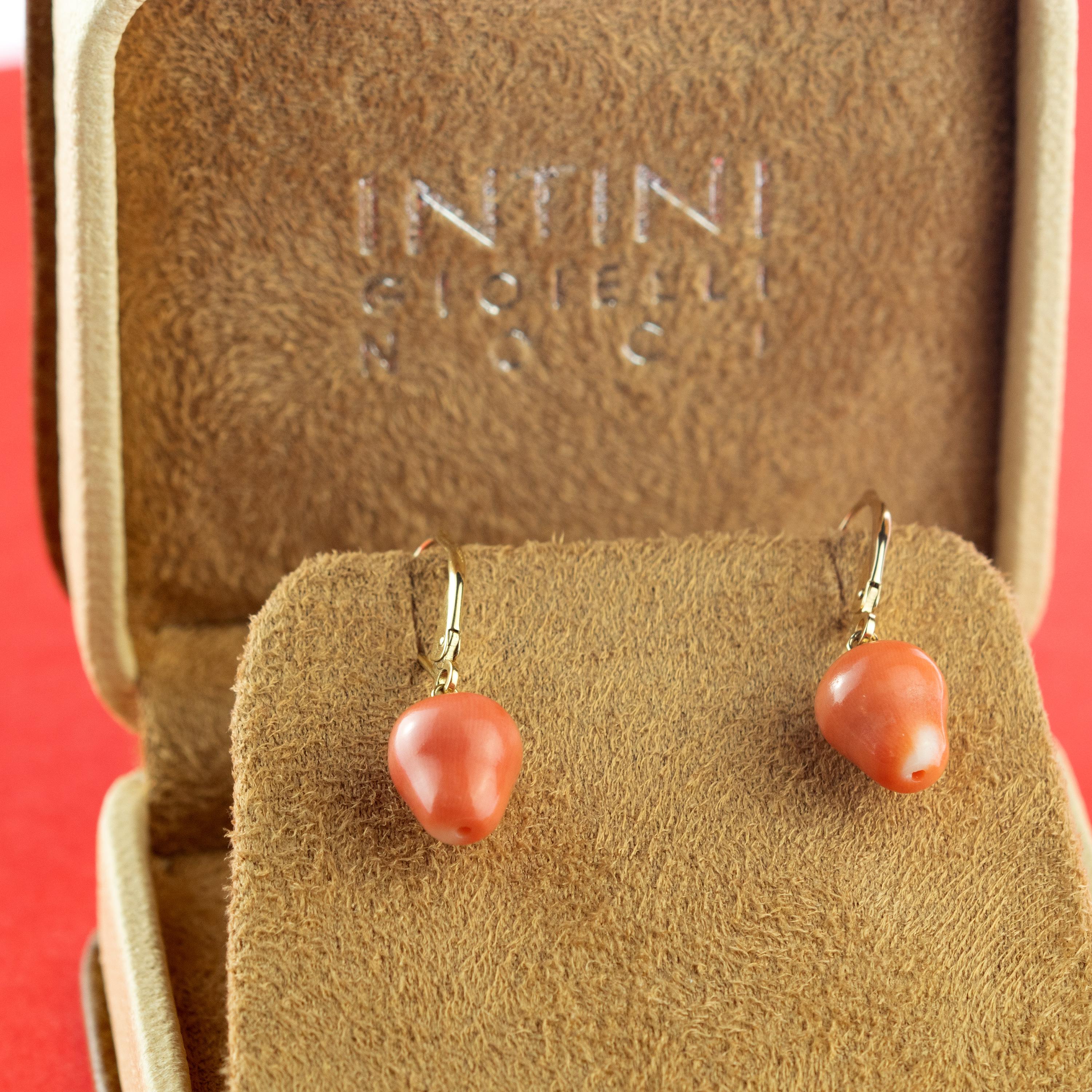 These breathtaking coral earrings have modern Leverback clousure design and the most precious stones. Unique fruit shaped elegant and contemporary jewels for a marvelous look, for an everyday touch of class and charm.

Made in Itale jewellery, with