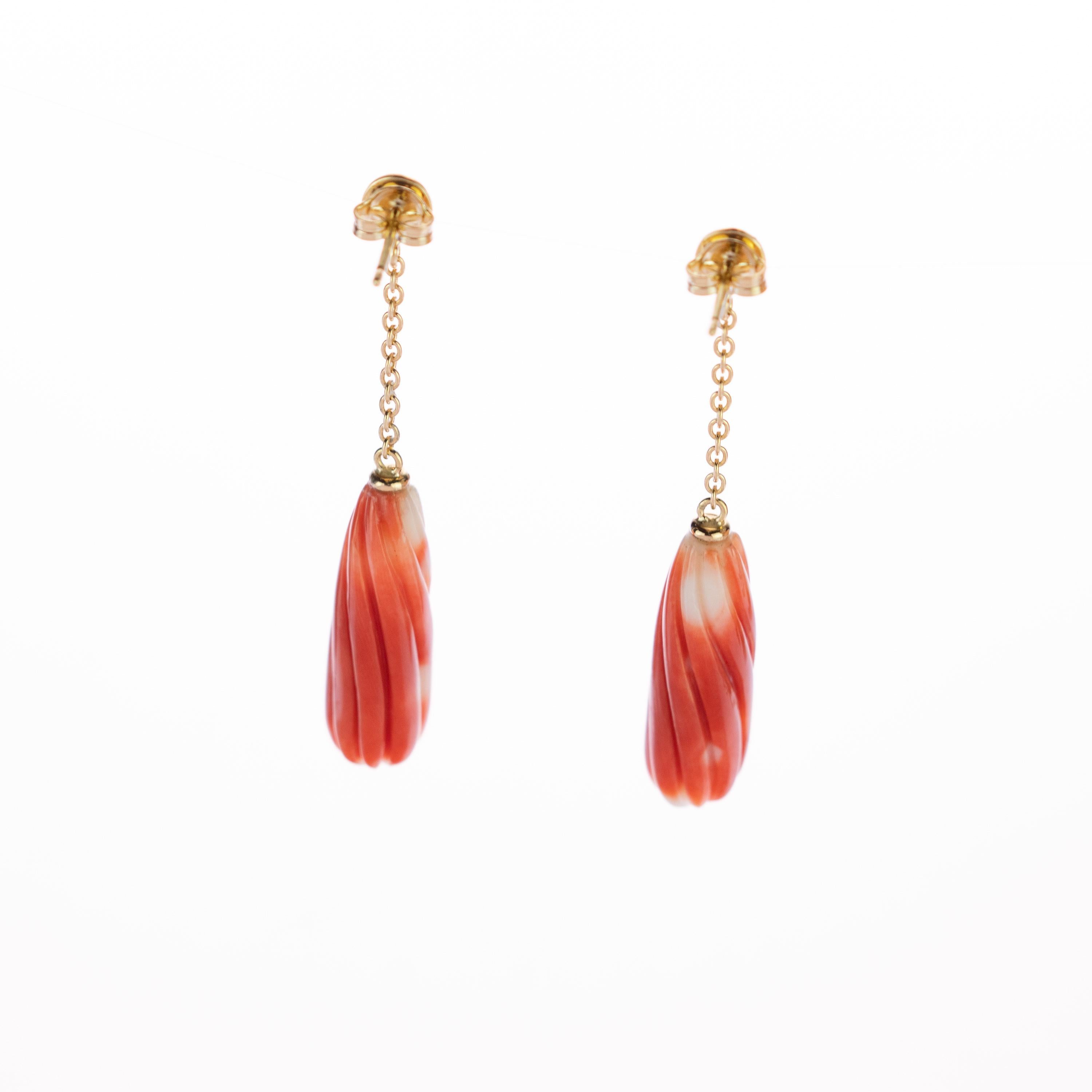 Intini Jewels Natural Coral Carved Tear 18 Karat Gold Chain Long Bold Earrings In New Condition For Sale In Milano, IT