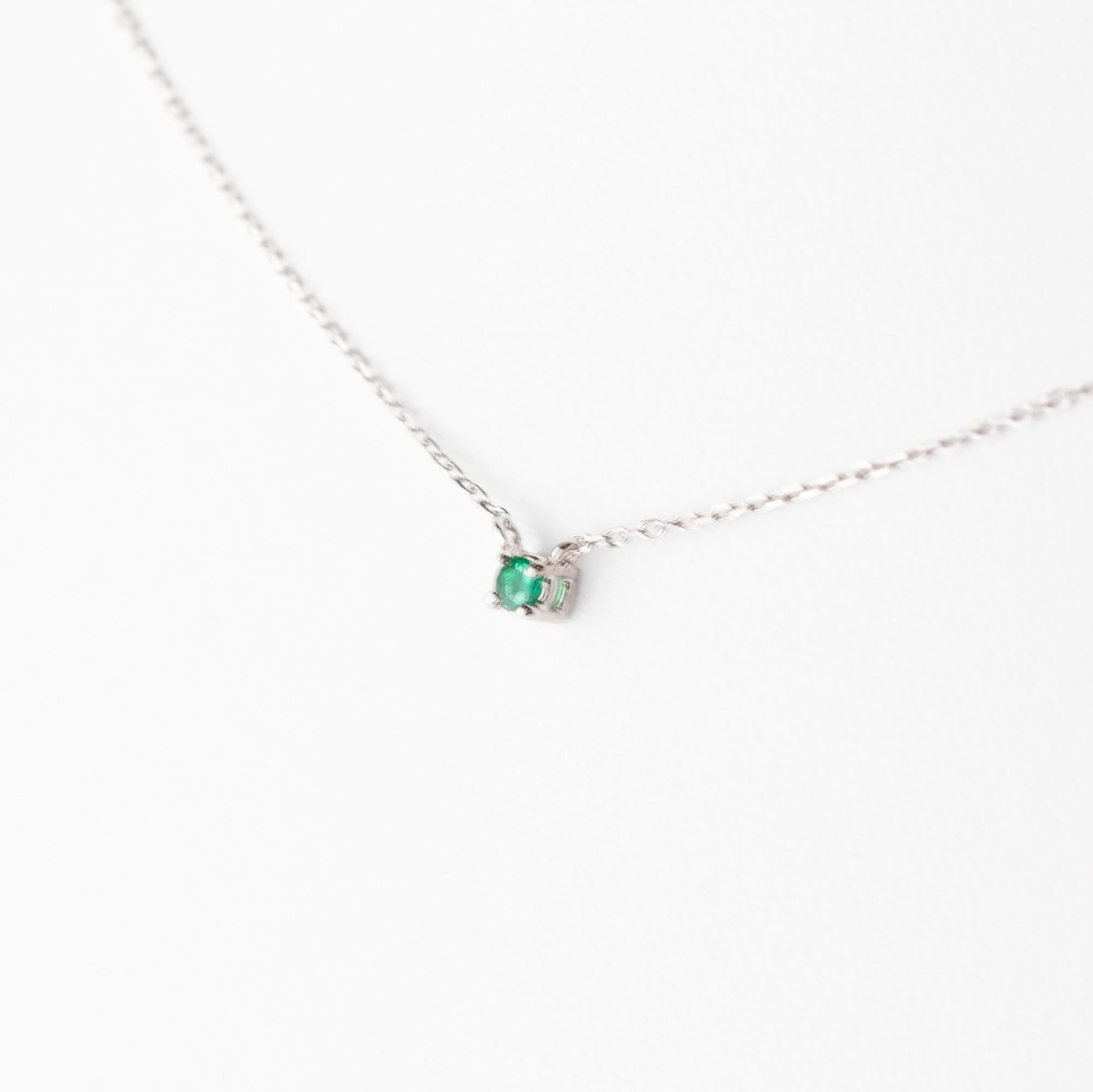 Intini Jewels Chic Cocktail-Halskette aus 18 Karat Weißgold mit natürlichem Smaragd von Intini (Brillantschliff) im Angebot