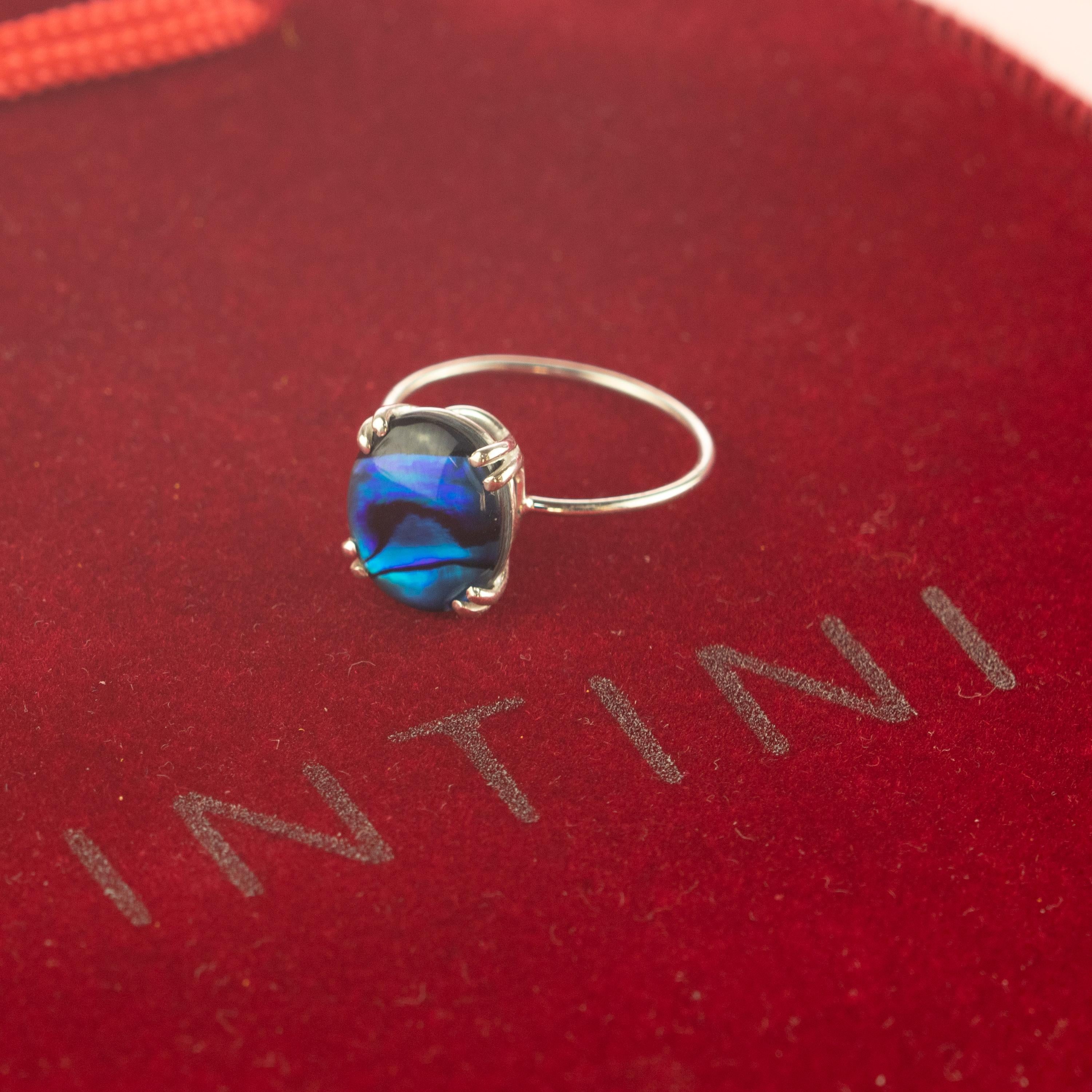 Questo straordinario anello di conchiglia (Haliotis Rufescens) moderno e chic. Tutti incastonati e lavorati ad arte in argento per creare questo splendido gioiello. Questa opera d'arte è dedicata a una donna fresca, giovane e moderna. Anello a