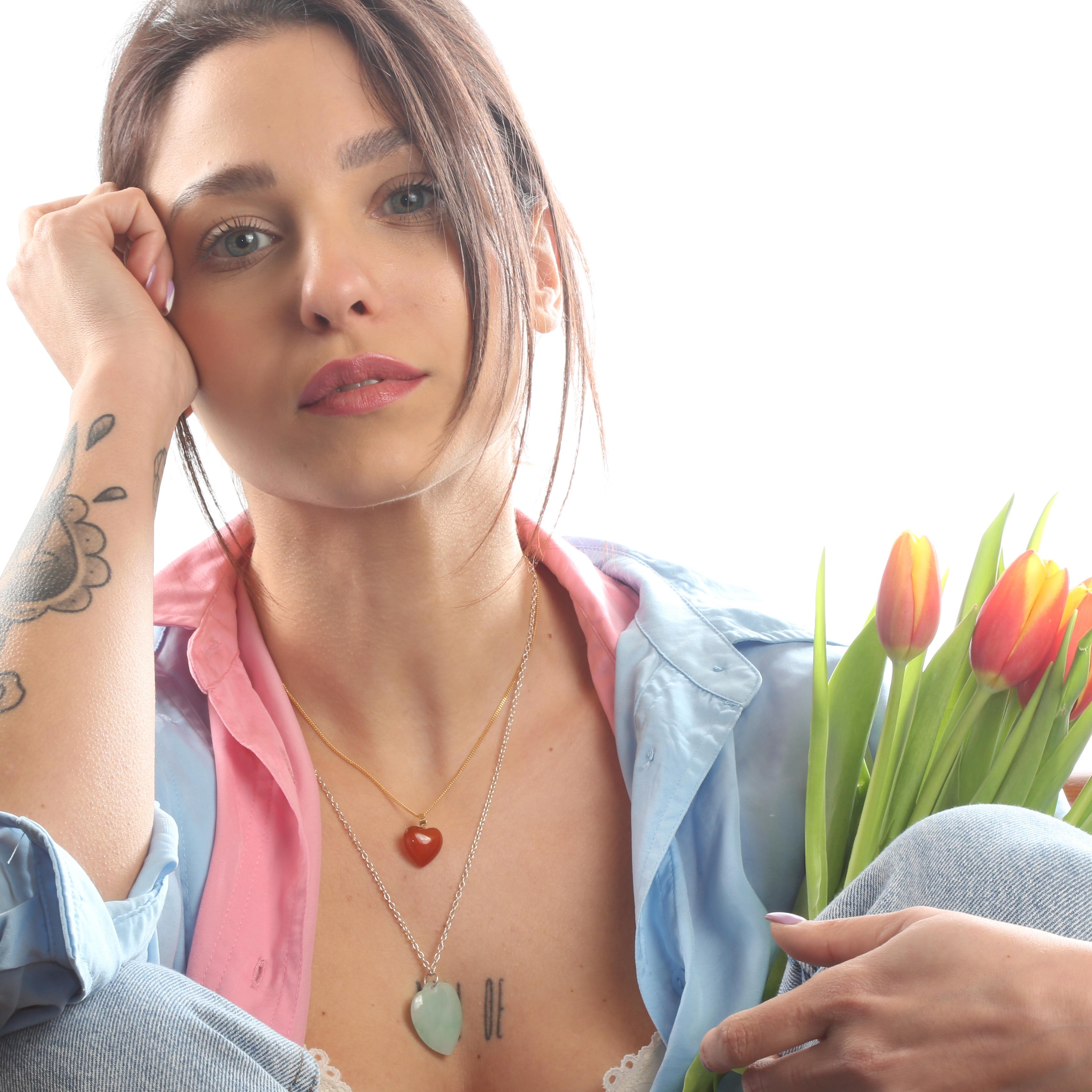 ¡Lleva el amor contigo a todas partes! Este impresionante collar tiene un dulce diseño con la gema más preciosa colgando de una delicada cadena de oro blanco de 18 quilates. El Jade Natural de 38.5 quilates activa la conciencia espiritual, abre la