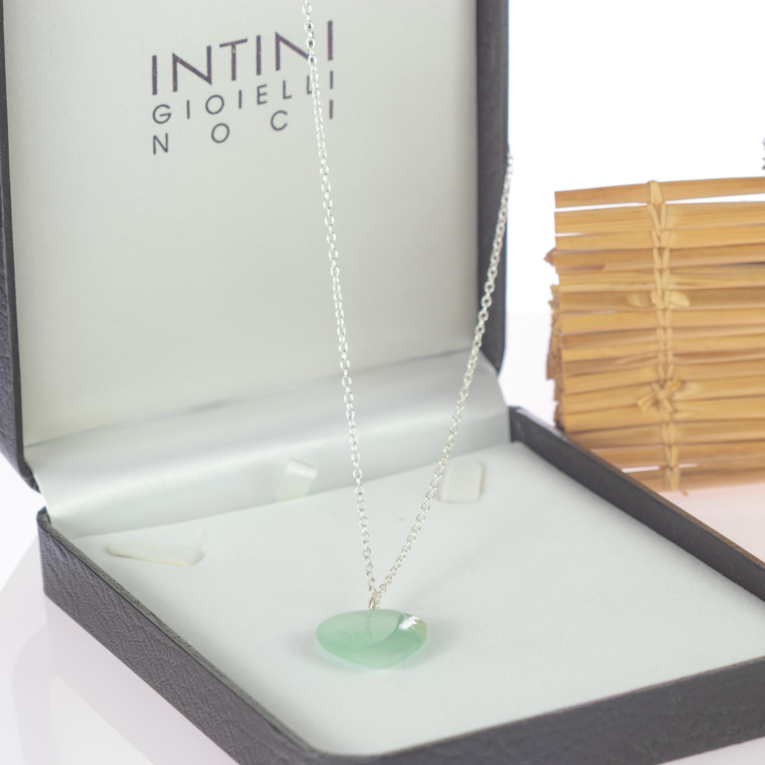 Collar de cadena de oro blanco de 18 quilates Intini Jewels Corazón verde de jade natural Corte de corazón en venta