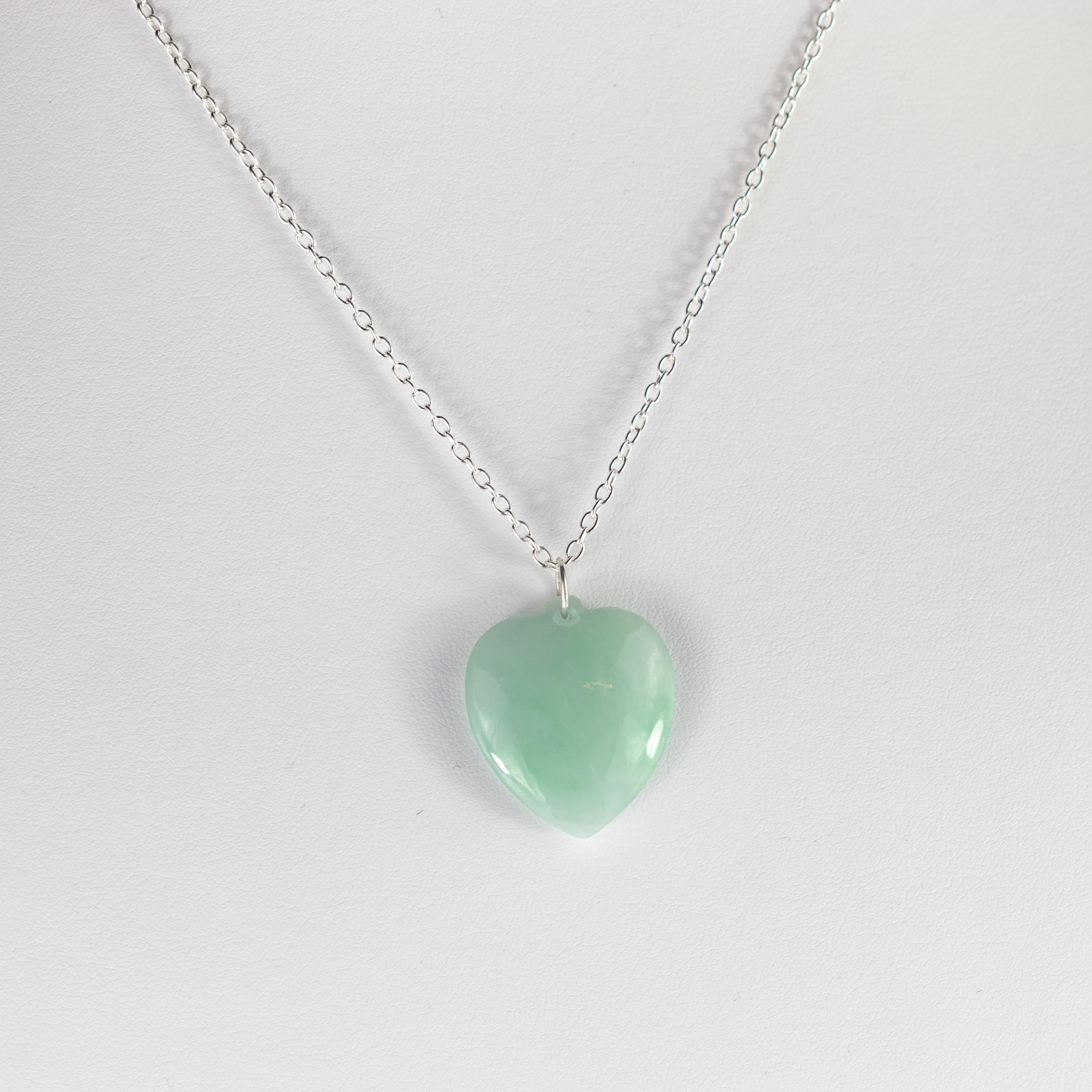 Intini Jewels Collana a catena in oro bianco 9 carati con cuore verde di giada naturale in vendita 1