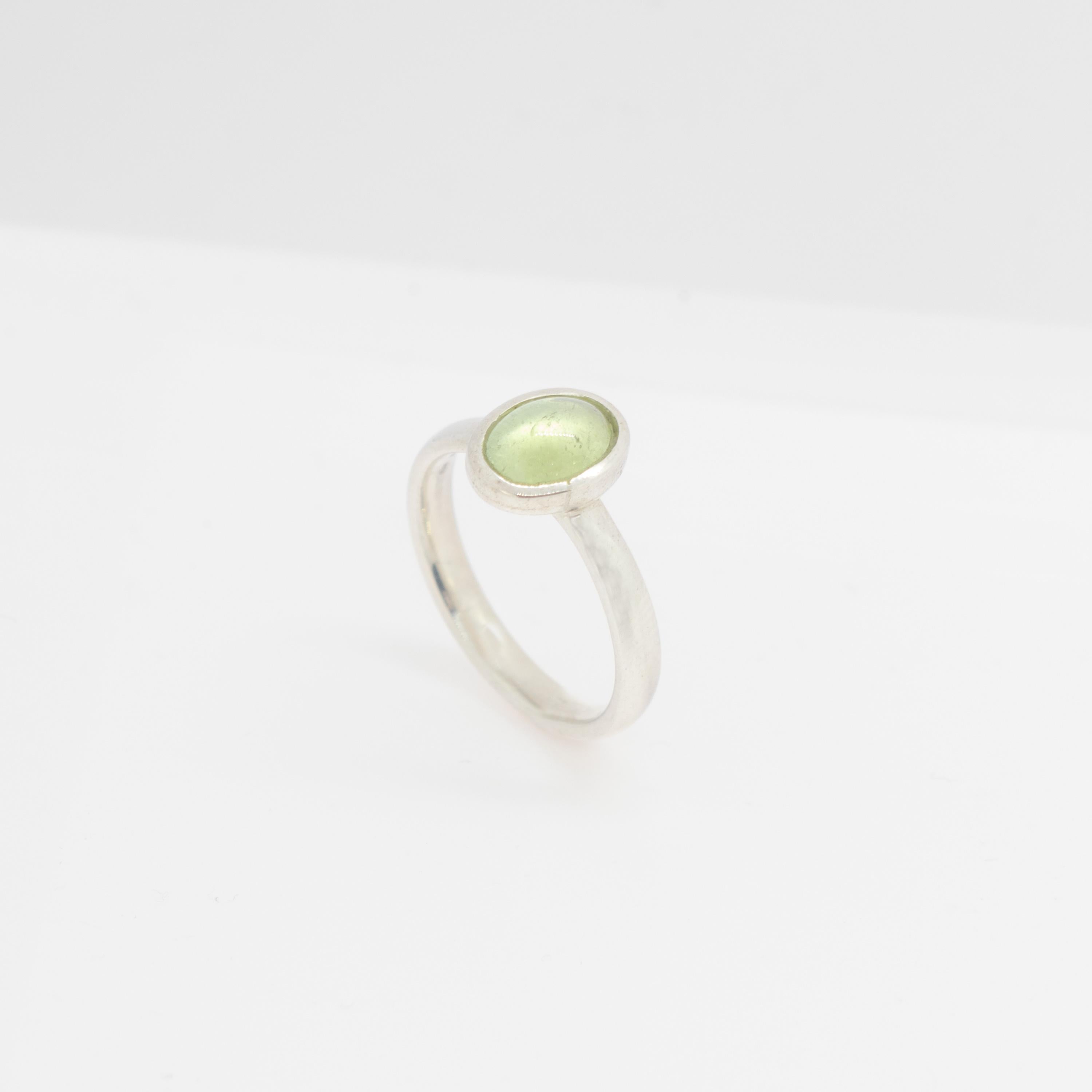 Intini Jewels Natural Light Green Tourmaline Oval Cabochon Sterling Silver Ring Corte oval