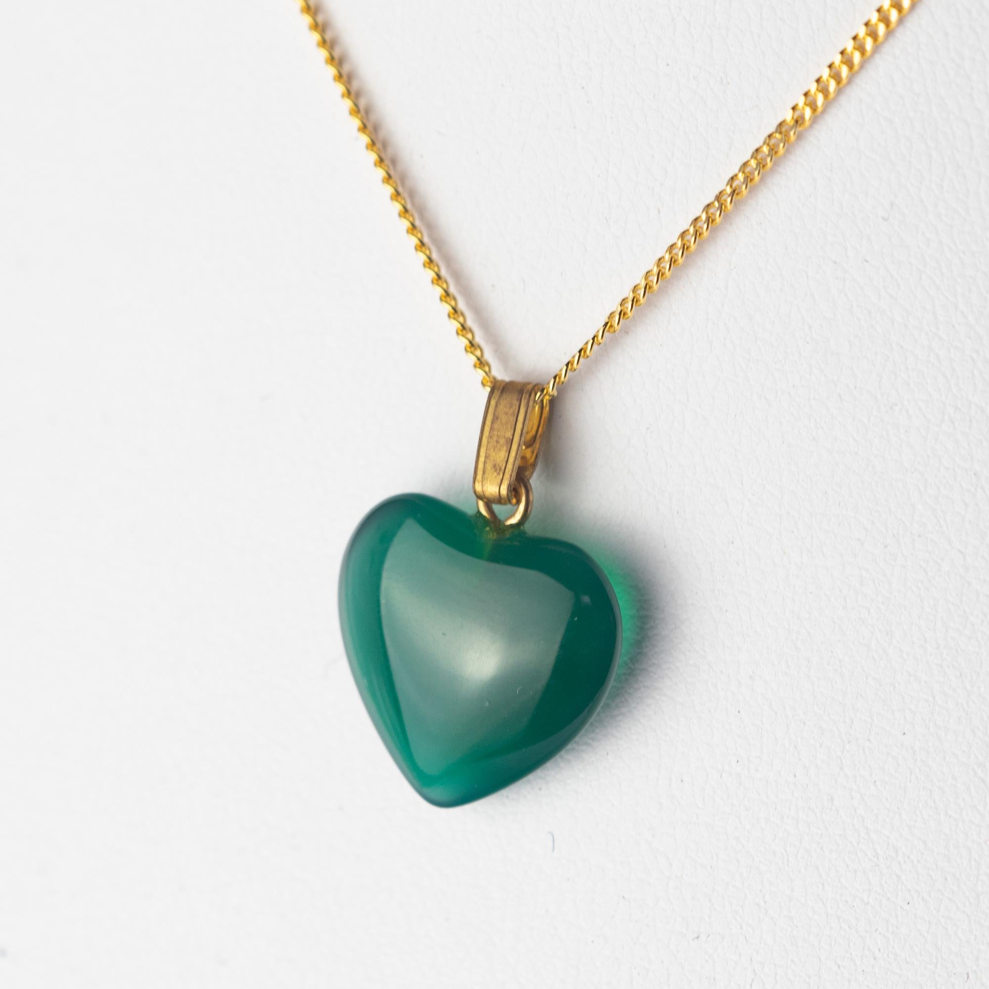 Precious gemstone hanging from a delicate 9 karat gold chain. The Natural Green quartz activates spiritual awareness, opens intuition and enhances your senses to find love.

• 9 karat yellow gold
• Green quartz 1.5 x 1.5 cm
• Total Length 44 cm
•