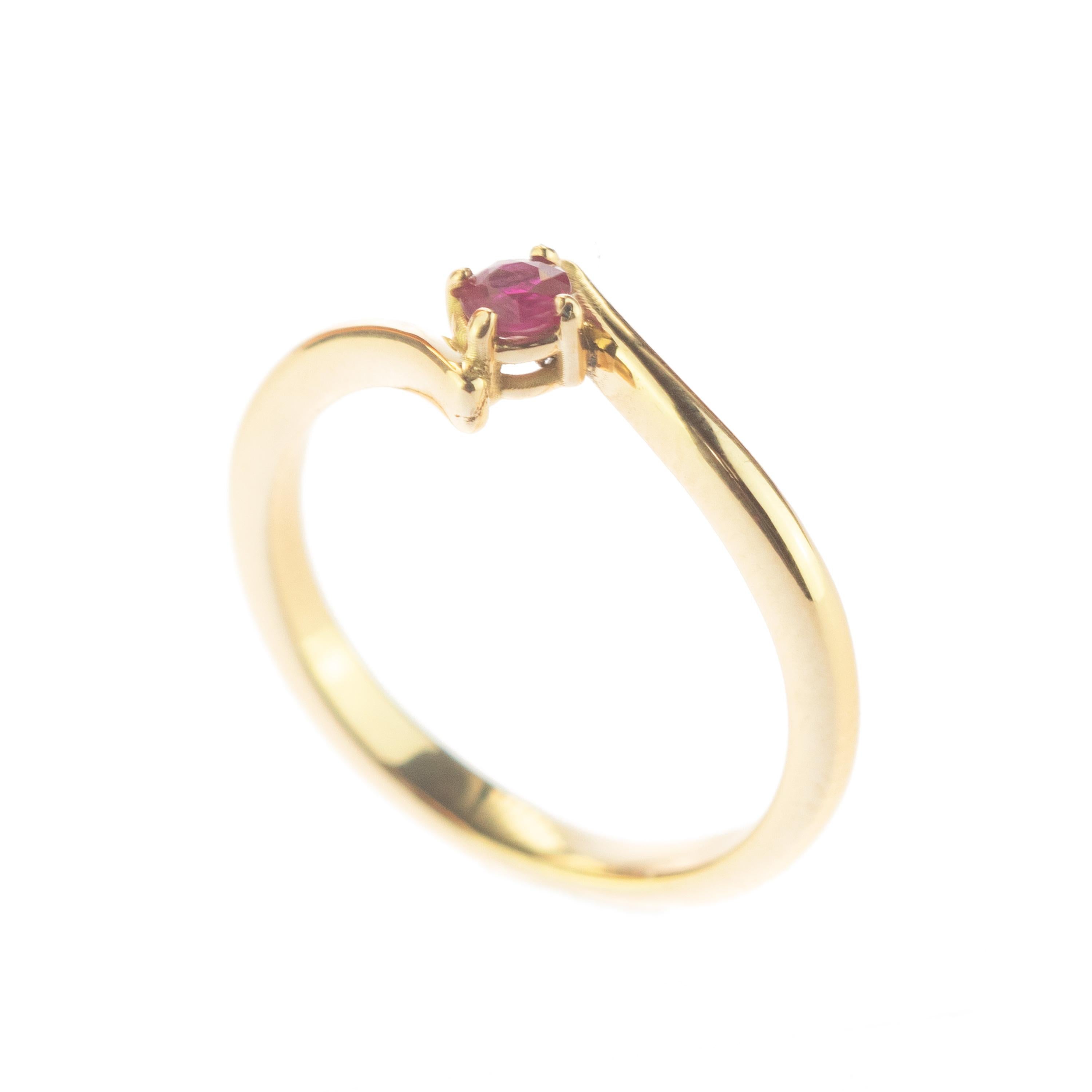 Intini Jewels, bague Contrarie moderne en or jaune 18 carats avec rubis naturel Pour femmes en vente