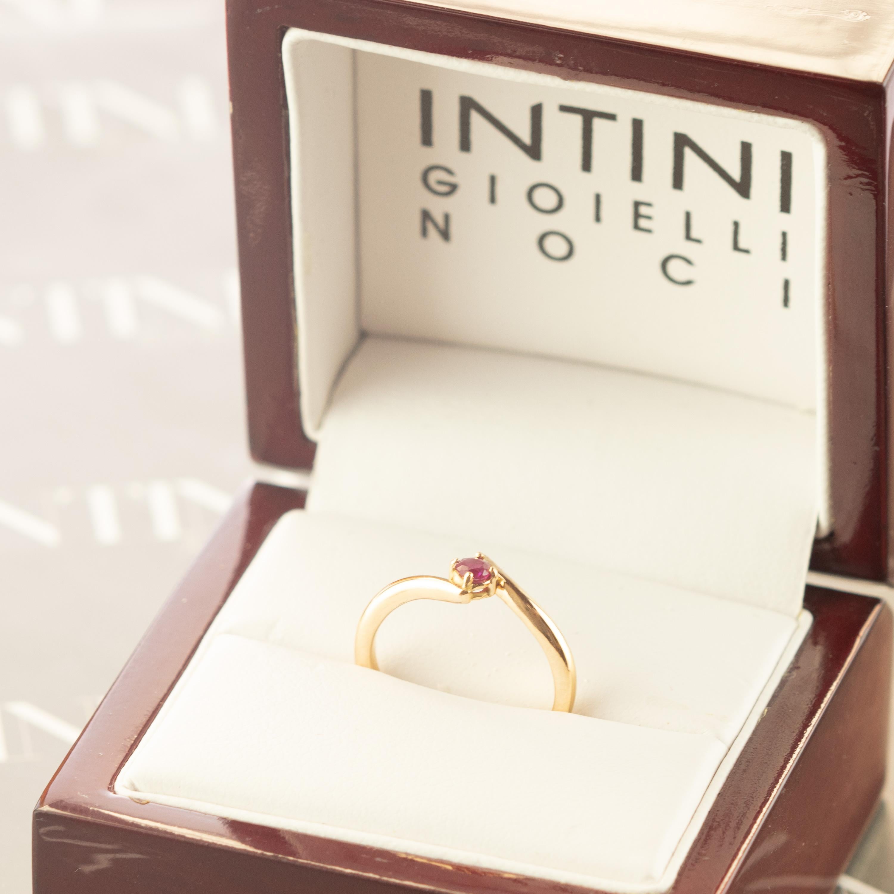 Empire Intini Jewels Bague en or jaune 9 carats avec rubis naturel contrasté et pierre rouge moderne en vente