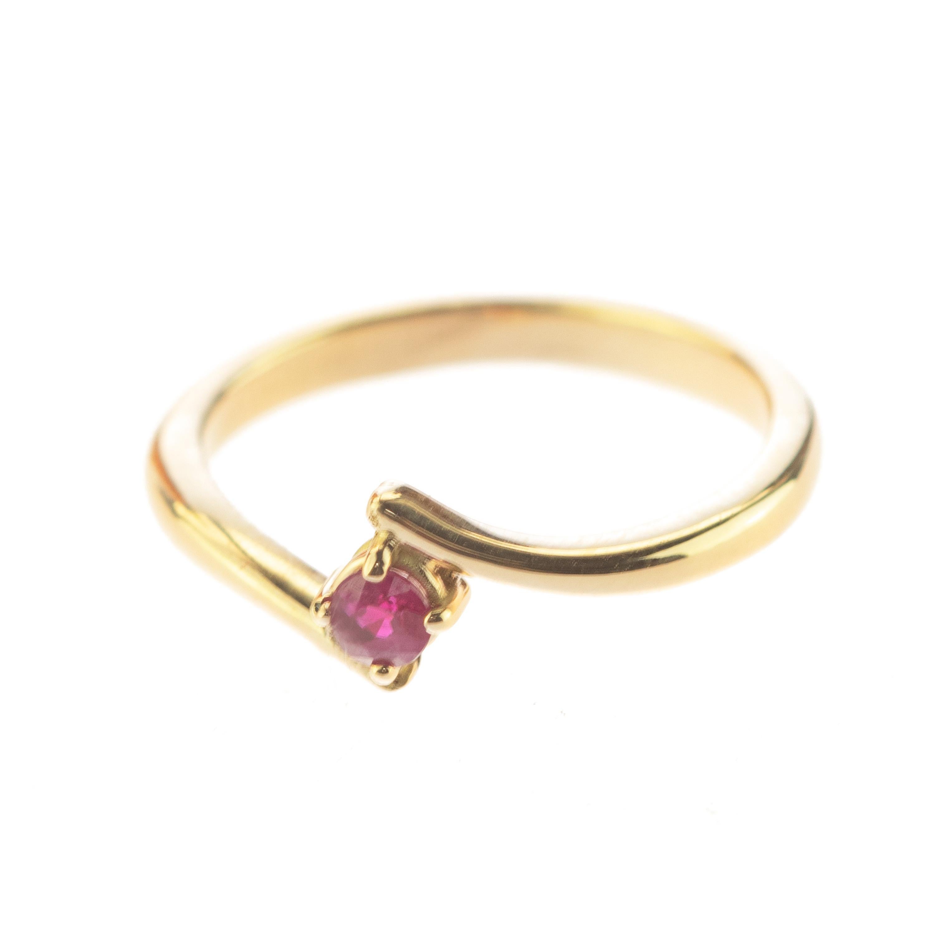 Taille brillant Intini Jewels Bague en or jaune 9 carats avec rubis naturel contrasté et pierre rouge moderne en vente
