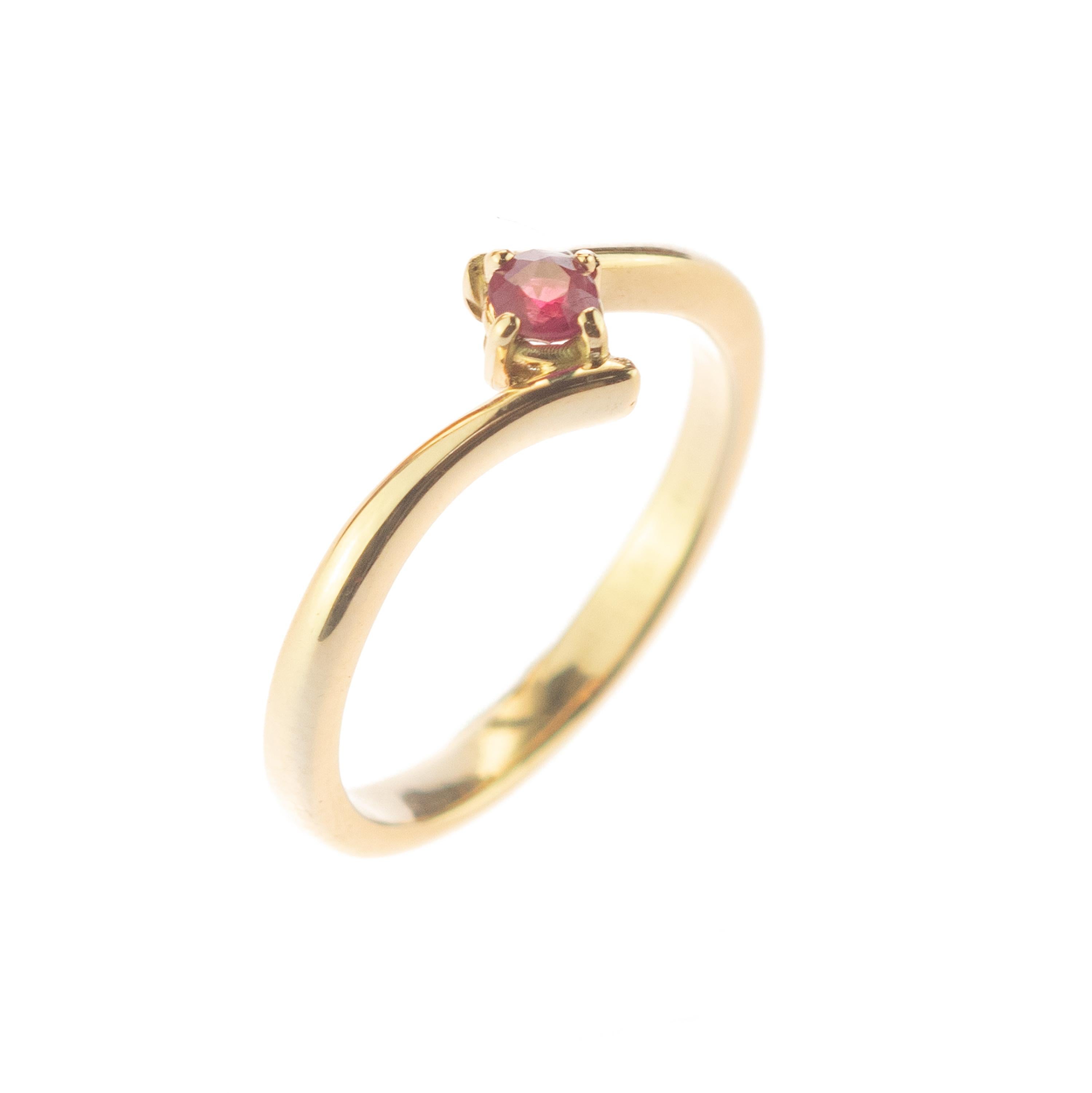Intini Jewels Bague en or jaune 9 carats avec rubis naturel contrasté et pierre rouge moderne en vente 1