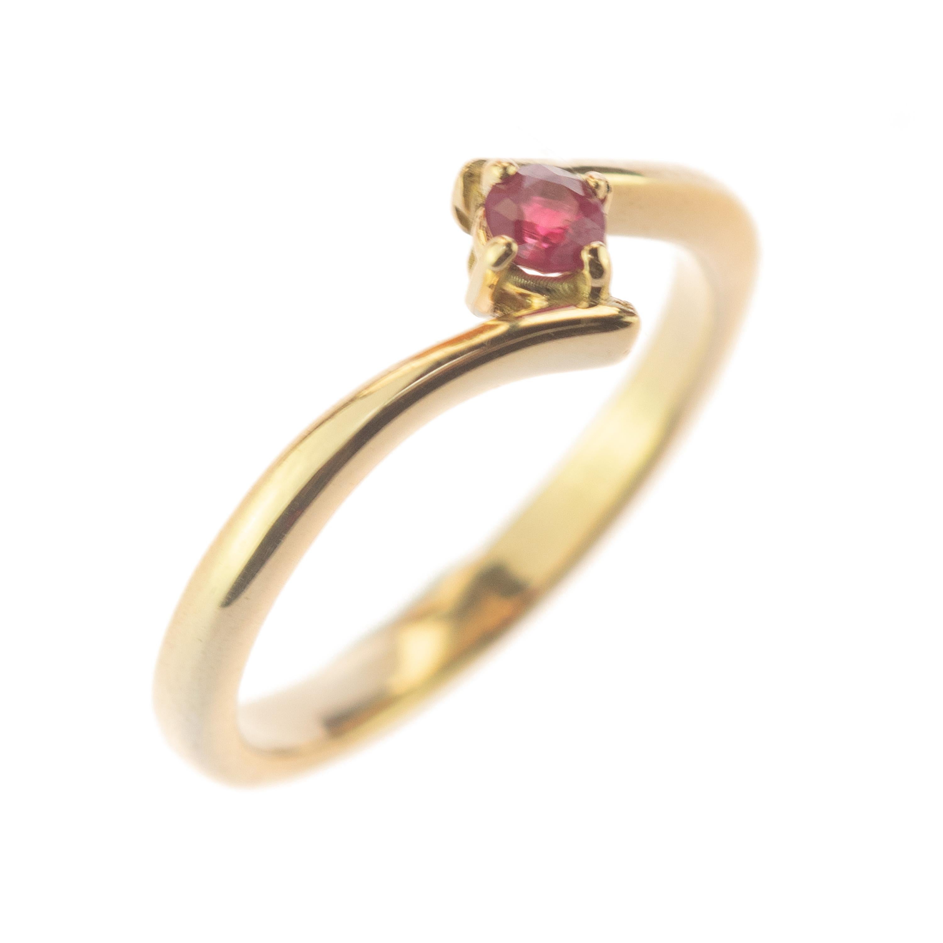 Intini Jewels Bague en or jaune 9 carats avec rubis naturel contrasté et pierre rouge moderne en vente 2