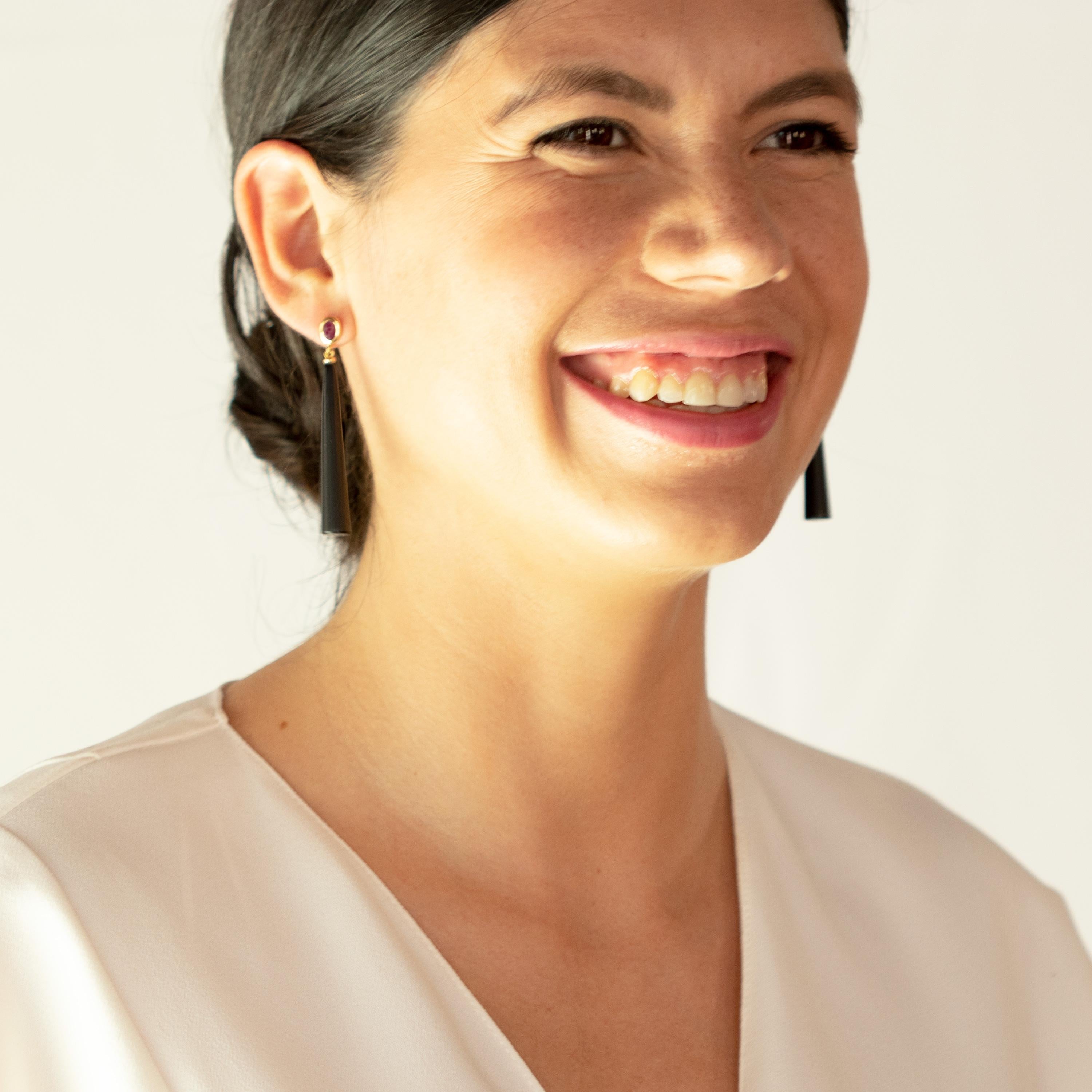 Art nouveau Intini Jewels Boucles d'oreilles cocktail chics en goutte en or 18 carats avec agate noire et rubis naturel en vente